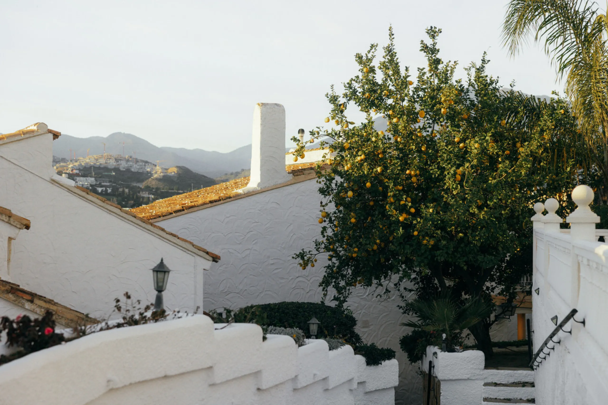 Casa Limones is a beautifully renovated townhouse in a prime location in the heart of Atalaya, Estepona. With its south-west orientation, it offers exceptional views of Gibraltar, breathtaking sunsets, and panoramic vistas over the Atalaya Golf Valley fro