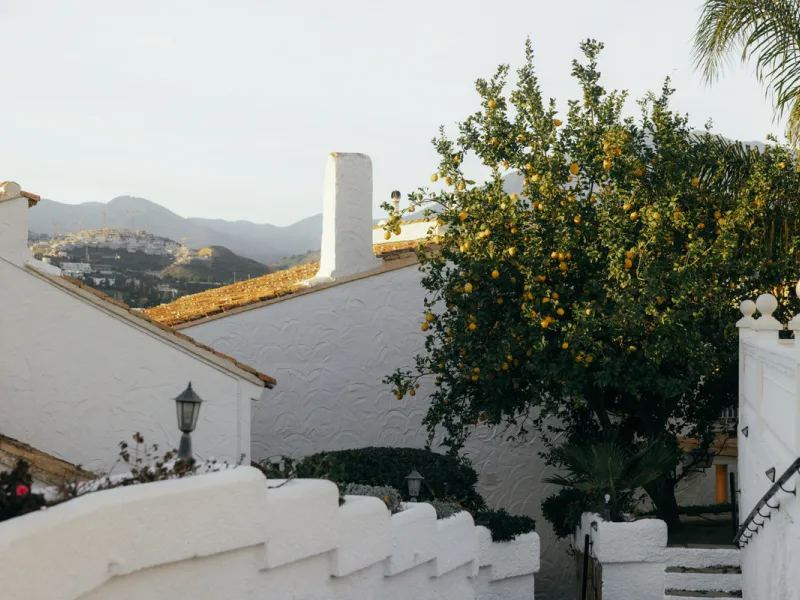 Casa Limones is a beautifully renovated townhouse in a prime location in the heart of Atalaya, Estepona. With its south-west orientation, it offers exceptional views of Gibraltar, breathtaking sunsets, and panoramic vistas over the Atalaya Golf Valley fro