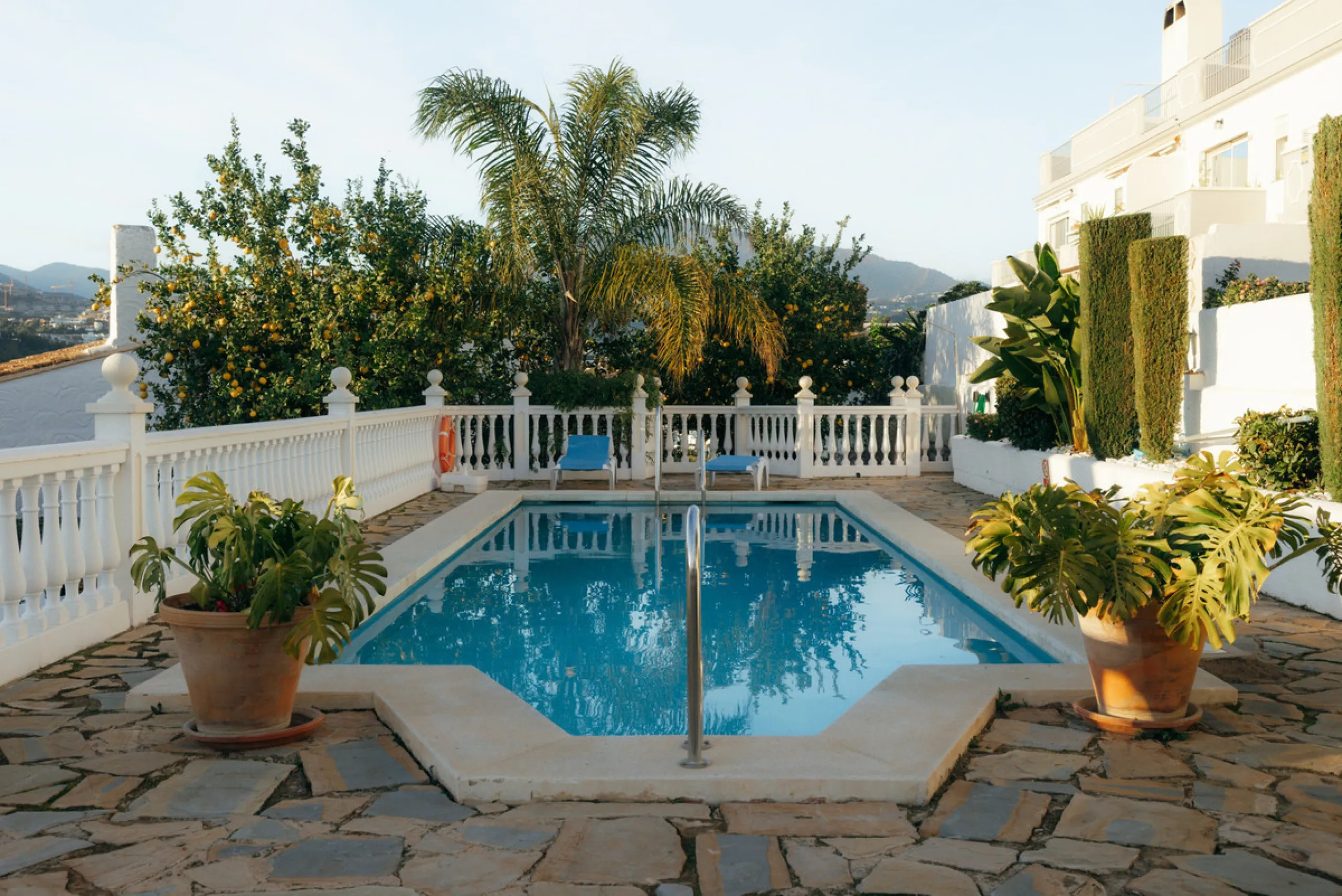 Casa Limones is a beautifully renovated townhouse in a prime location in the heart of Atalaya, Estepona. With its south-west orientation, it offers exceptional views of Gibraltar, breathtaking sunsets, and panoramic vistas over the Atalaya Golf Valley fro
