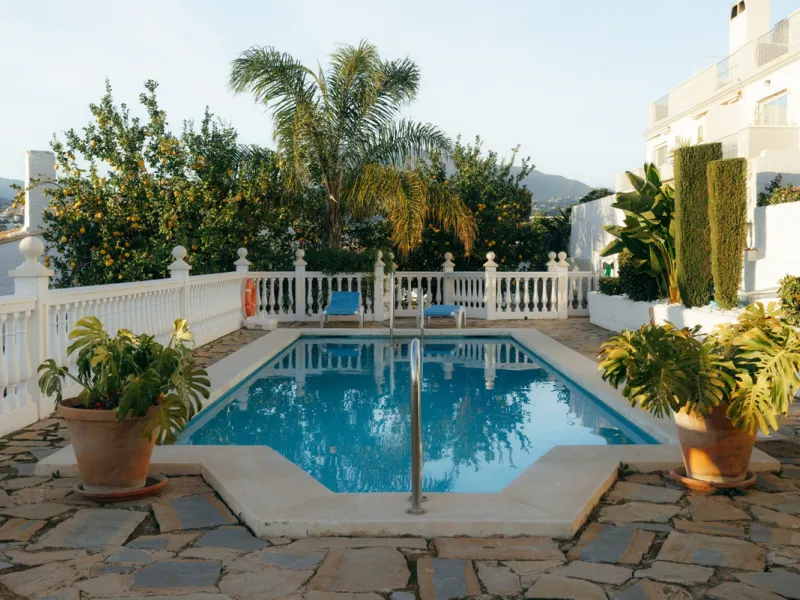 Casa Limones is a beautifully renovated townhouse in a prime location in the heart of Atalaya, Estepona. With its south-west orientation, it offers exceptional views of Gibraltar, breathtaking sunsets, and panoramic vistas over the Atalaya Golf Valley fro