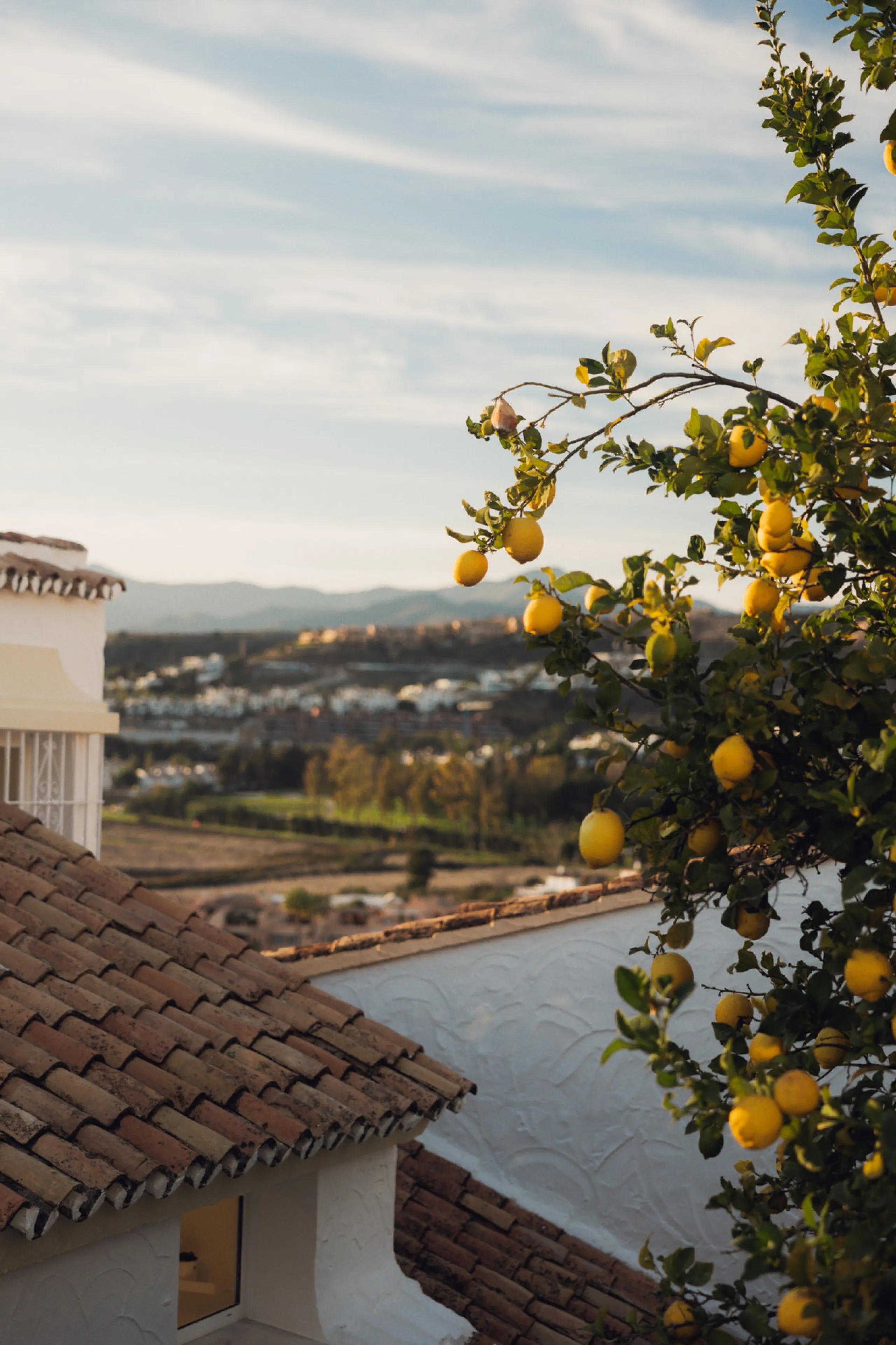 Casa Limones is a beautifully renovated townhouse in a prime location in the heart of Atalaya, Estepona. With its south-west orientation, it offers exceptional views of Gibraltar, breathtaking sunsets, and panoramic vistas over the Atalaya Golf Valley fro