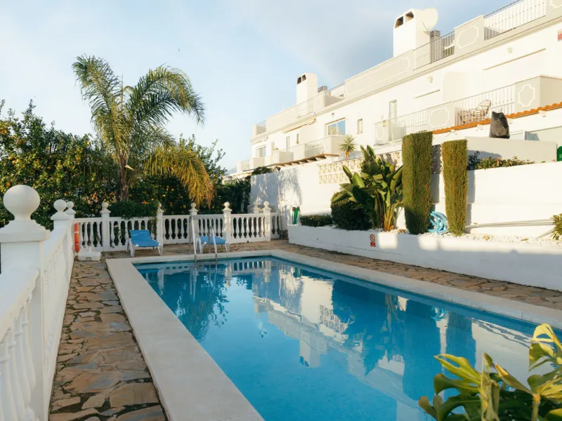 Casa Limones is a beautifully renovated townhouse in a prime location in the heart of Atalaya, Estepona. With its south-west orientation, it offers exceptional views of Gibraltar, breathtaking sunsets, and panoramic vistas over the Atalaya Golf Valley fro