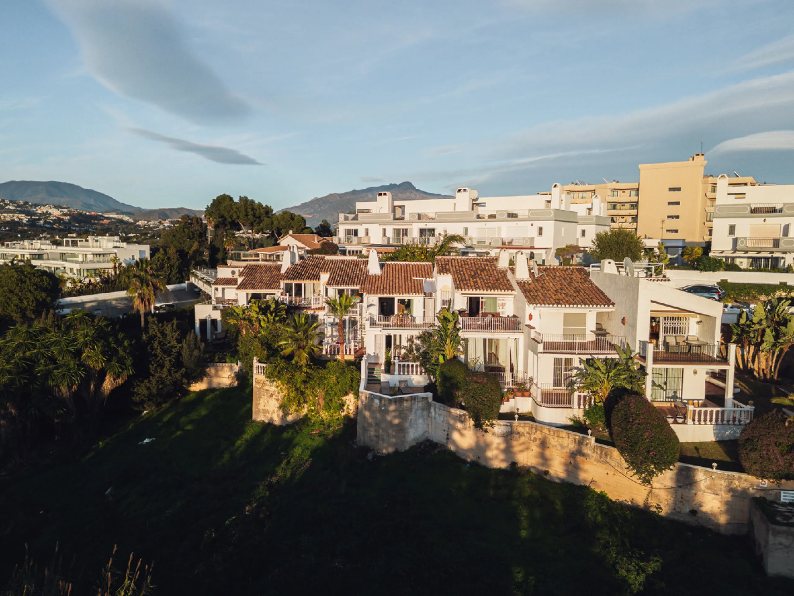 Casa Limones is a beautifully renovated townhouse in a prime location in the heart of Atalaya, Estepona. With its south-west orientation, it offers exceptional views of Gibraltar, breathtaking sunsets, and panoramic vistas over the Atalaya Golf Valley fro