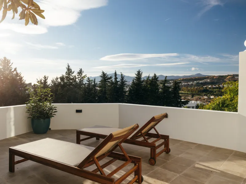 Casa Limones is a beautifully renovated townhouse in a prime location in the heart of Atalaya, Estepona. With its south-west orientation, it offers exceptional views of Gibraltar, breathtaking sunsets, and panoramic vistas over the Atalaya Golf Valley fro