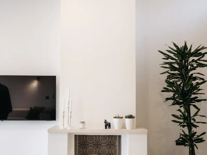 Casa Limones is a beautifully renovated townhouse in a prime location in the heart of Atalaya, Estepona. With its south-west orientation, it offers exceptional views of Gibraltar, breathtaking sunsets, and panoramic vistas over the Atalaya Golf Valley fro