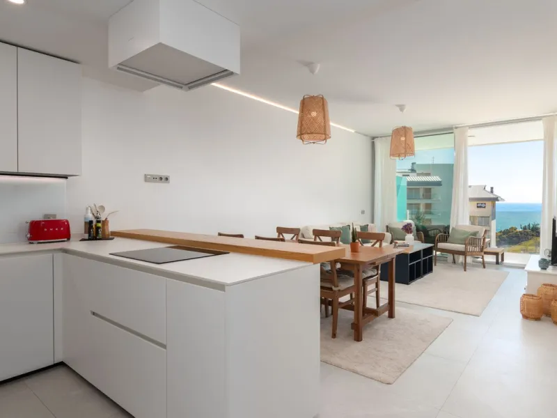 Modernes Haus in der begehrten Gegend Higuerón mit großer Dachterrasse und Whirlpool