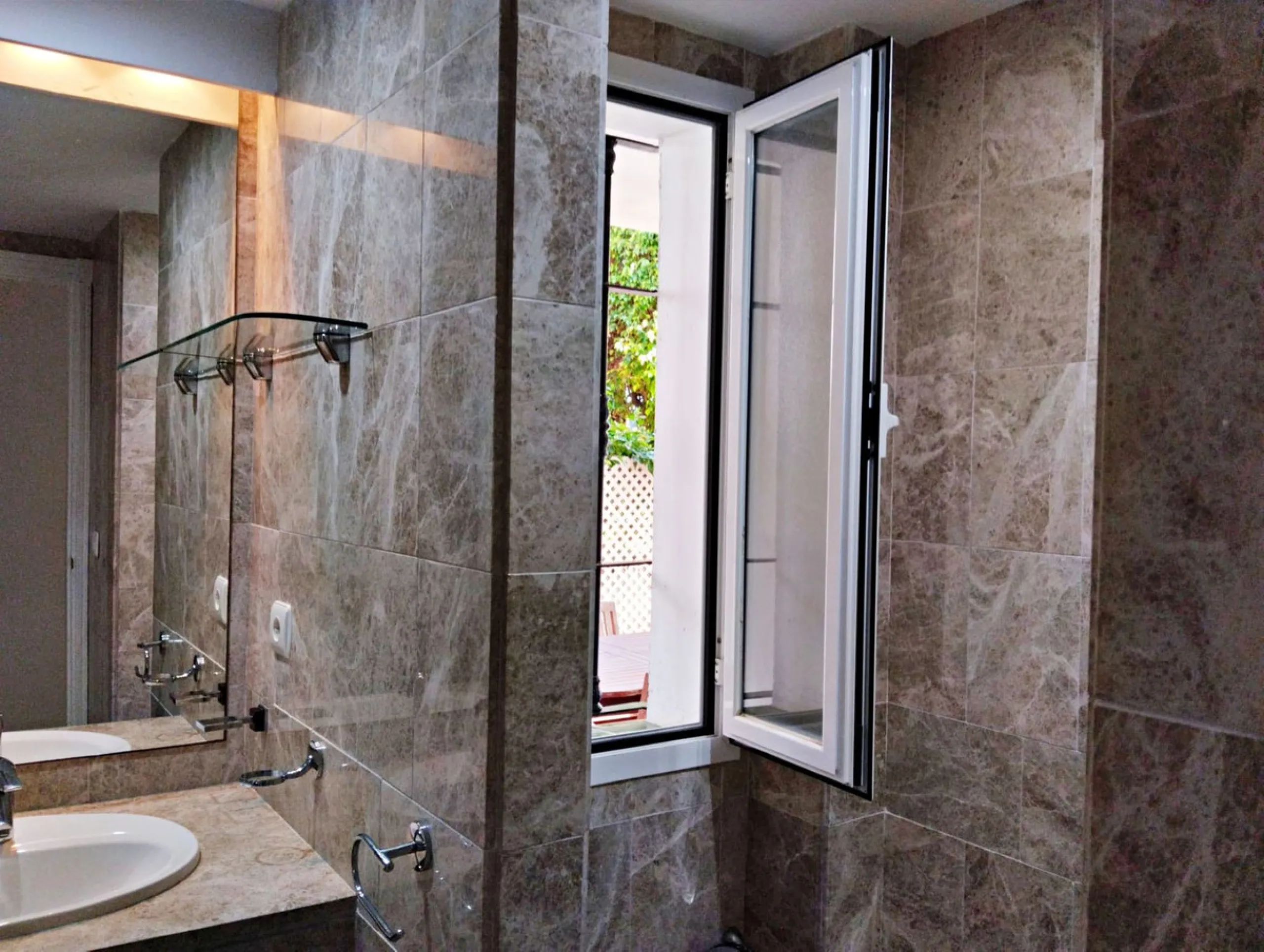 Stunning Ground Floor Apartment in Los Naranjos de Marbella