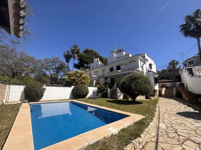 Fantastic opportunity to acquire a semi-detached house with 287 m² built on a generous 460 m² plot, located in the heart of Nueva Andalucía, Marbella, just a short walk from Puerto Banús, approximately 1 kilometre from the beach, and very close to all ame