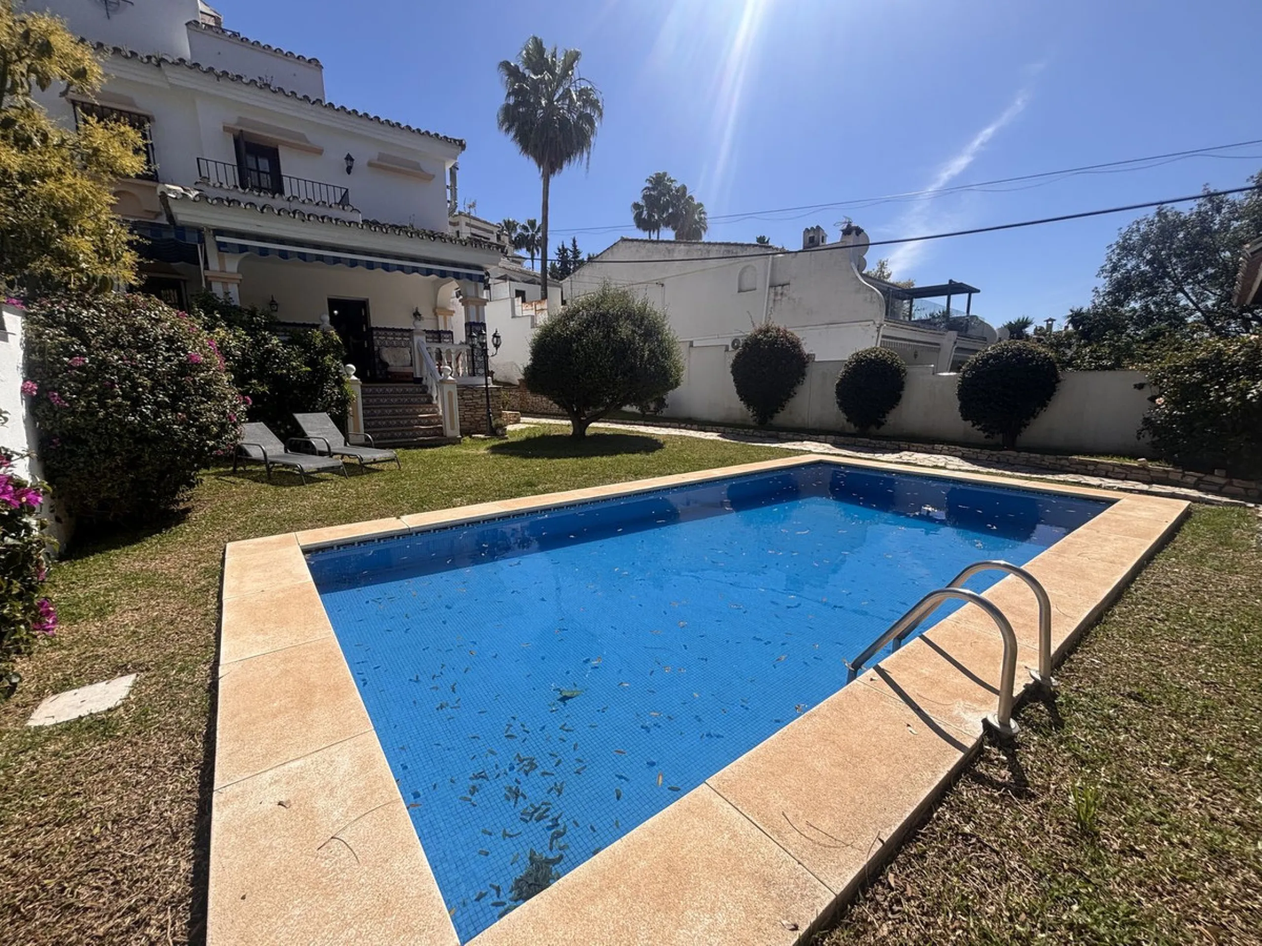 Fantastic opportunity to acquire a semi-detached house with 287 m² built on a generous 460 m² plot, located in the heart of Nueva Andalucía, Marbella, just a short walk from Puerto Banús, approximately 1 kilometre from the beach, and very close to all ame