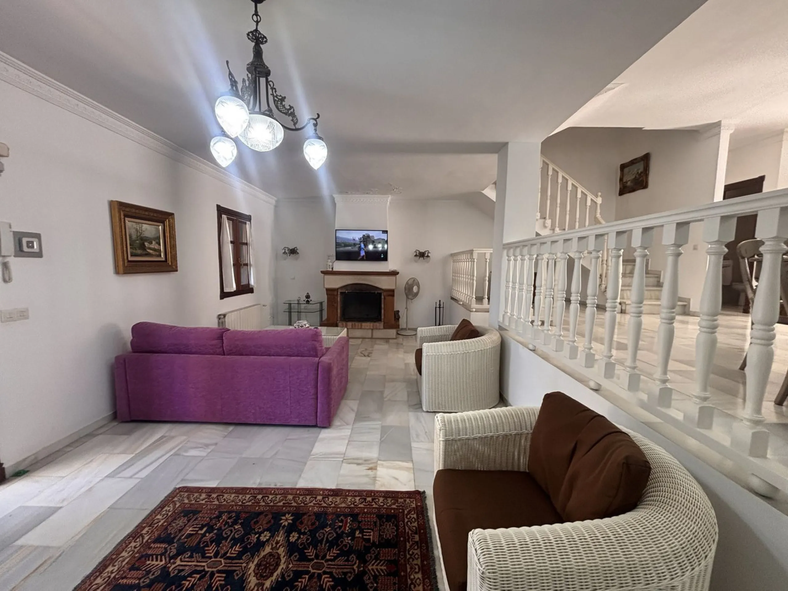 Fantastic opportunity to acquire a semi-detached house with 287 m² built on a generous 460 m² plot, located in the heart of Nueva Andalucía, Marbella, just a short walk from Puerto Banús, approximately 1 kilometre from the beach, and very close to all ame