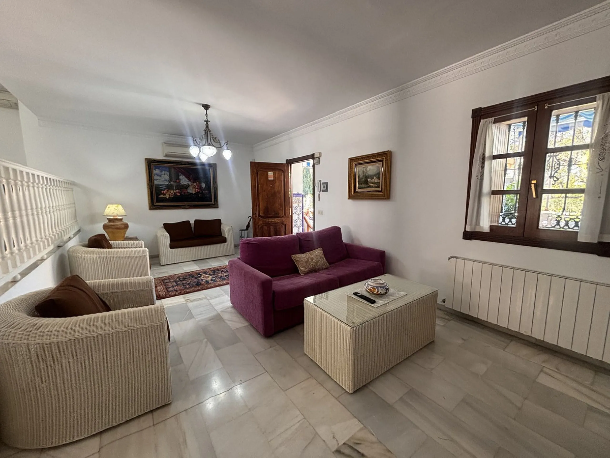 Fantastic opportunity to acquire a semi-detached house with 287 m² built on a generous 460 m² plot, located in the heart of Nueva Andalucía, Marbella, just a short walk from Puerto Banús, approximately 1 kilometre from the beach, and very close to all ame