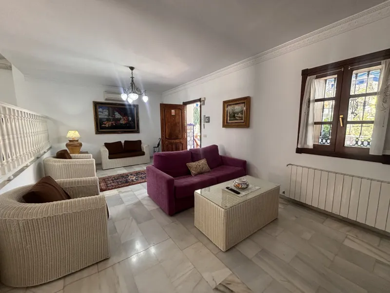 Fantastic opportunity to acquire a semi-detached house with 287 m² built on a generous 460 m² plot, located in the heart of Nueva Andalucía, Marbella, just a short walk from Puerto Banús, approximately 1 kilometre from the beach, and very close to all ame
