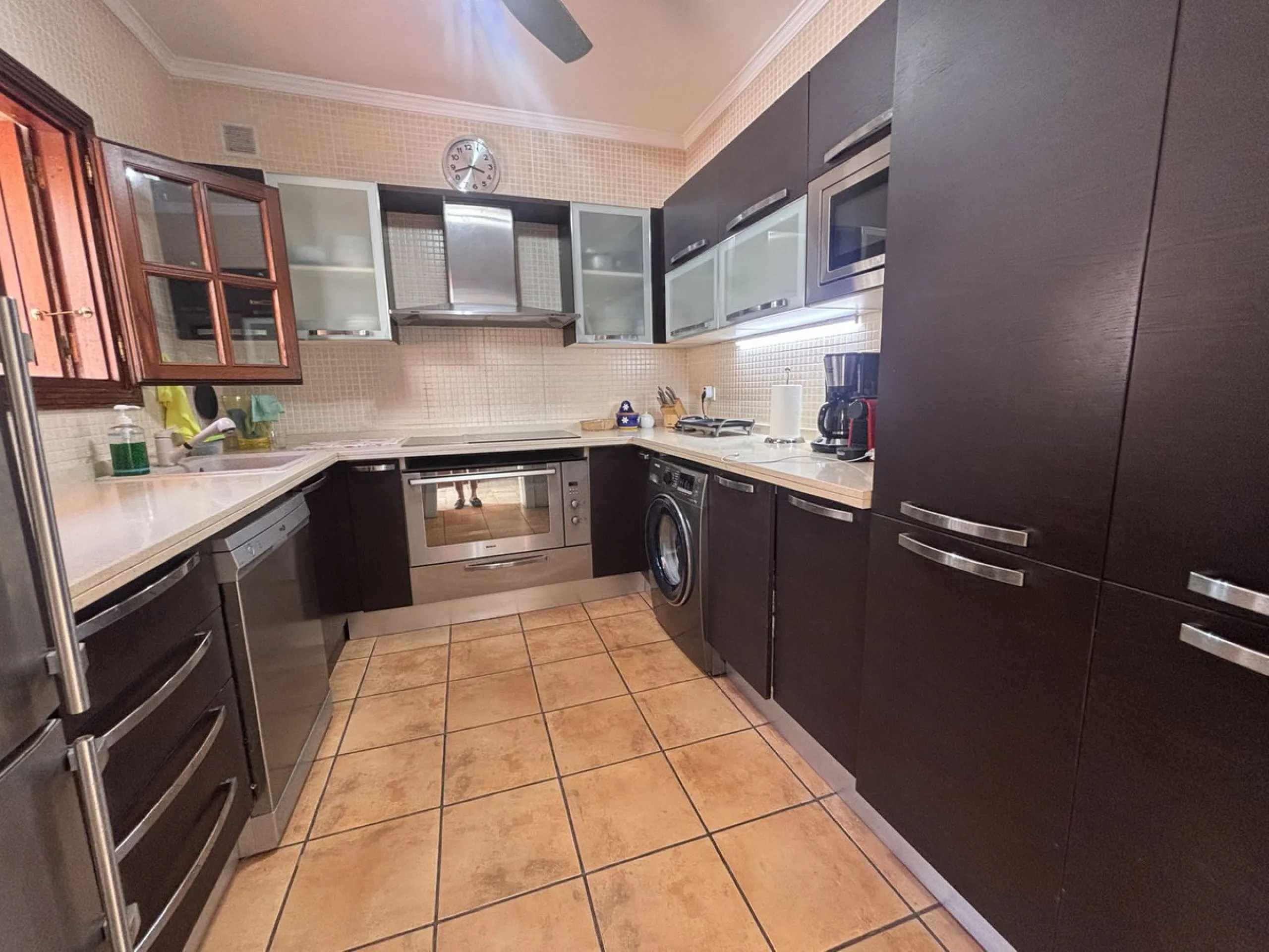 Fantastic opportunity to acquire a semi-detached house with 287 m² built on a generous 460 m² plot, located in the heart of Nueva Andalucía, Marbella, just a short walk from Puerto Banús, approximately 1 kilometre from the beach, and very close to all ame