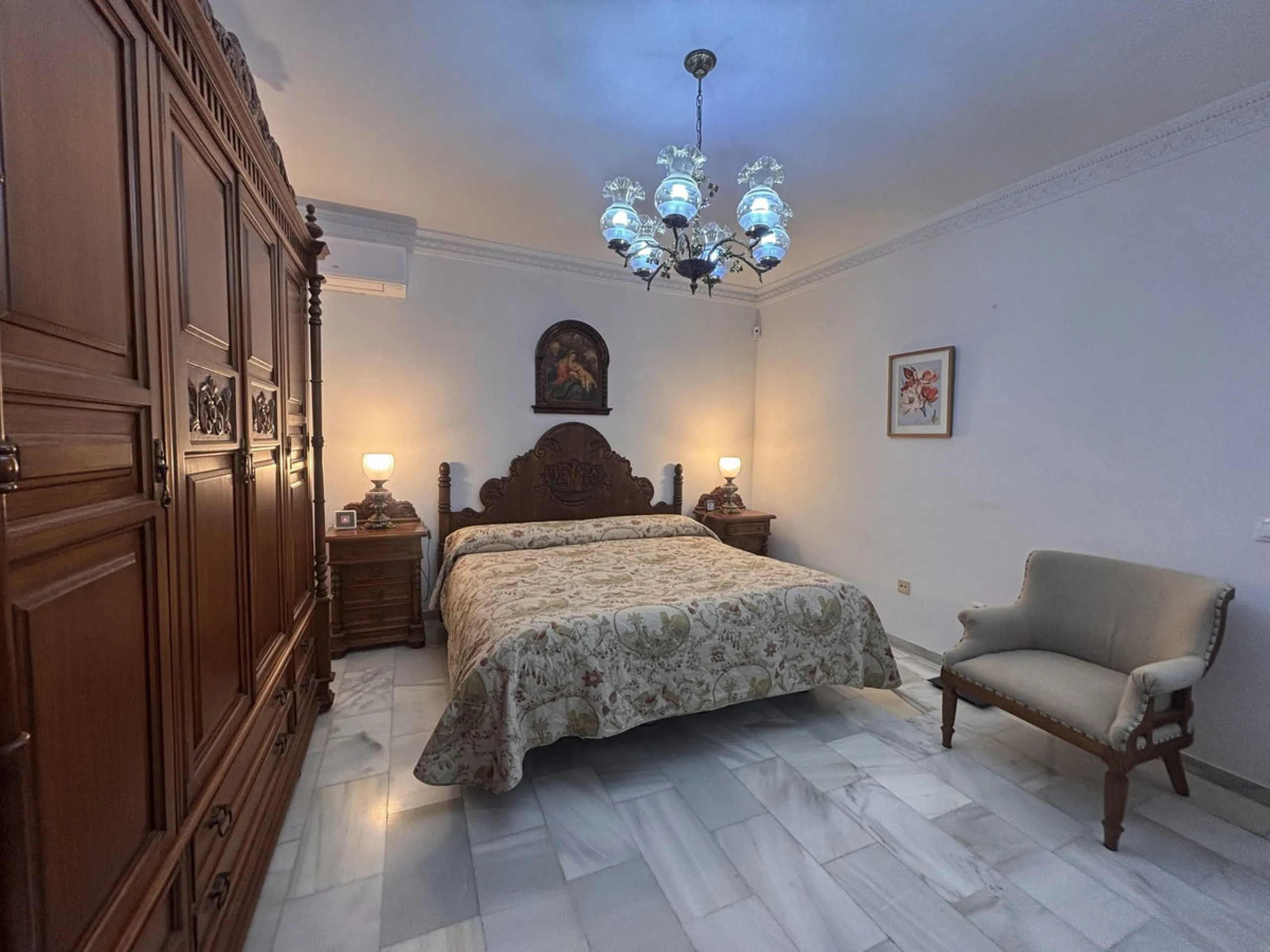 Fantastic opportunity to acquire a semi-detached house with 287 m² built on a generous 460 m² plot, located in the heart of Nueva Andalucía, Marbella, just a short walk from Puerto Banús, approximately 1 kilometre from the beach, and very close to all ame