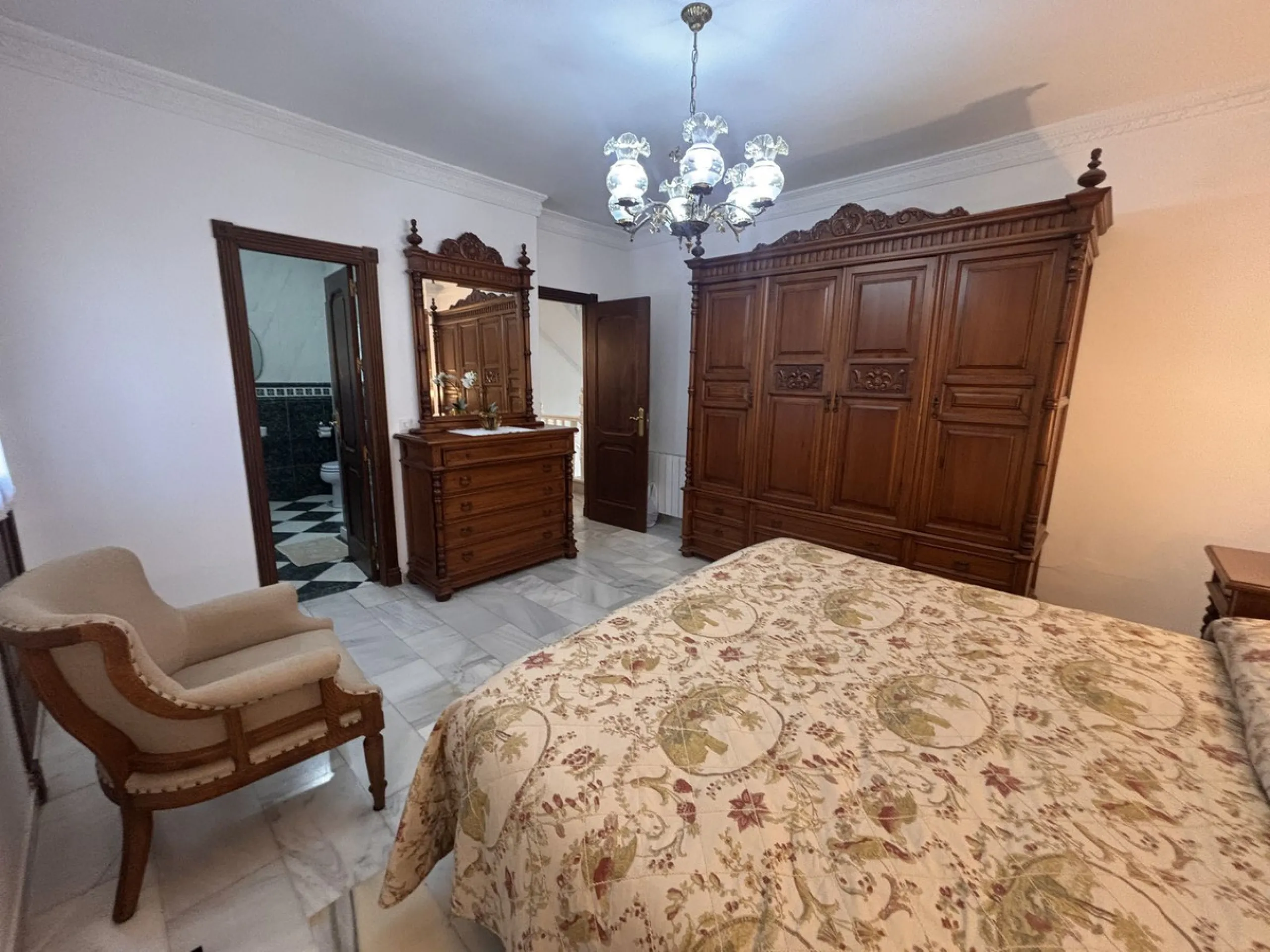 Fantastic opportunity to acquire a semi-detached house with 287 m² built on a generous 460 m² plot, located in the heart of Nueva Andalucía, Marbella, just a short walk from Puerto Banús, approximately 1 kilometre from the beach, and very close to all ame