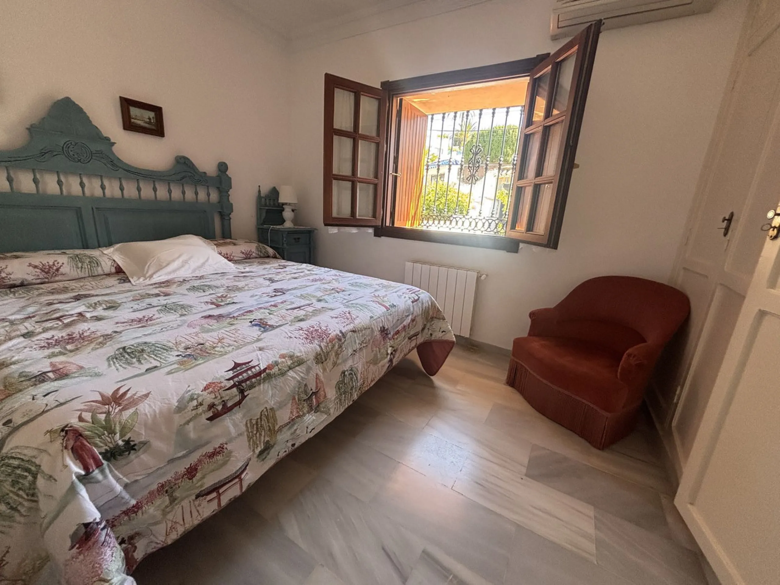 Fantastic opportunity to acquire a semi-detached house with 287 m² built on a generous 460 m² plot, located in the heart of Nueva Andalucía, Marbella, just a short walk from Puerto Banús, approximately 1 kilometre from the beach, and very close to all ame