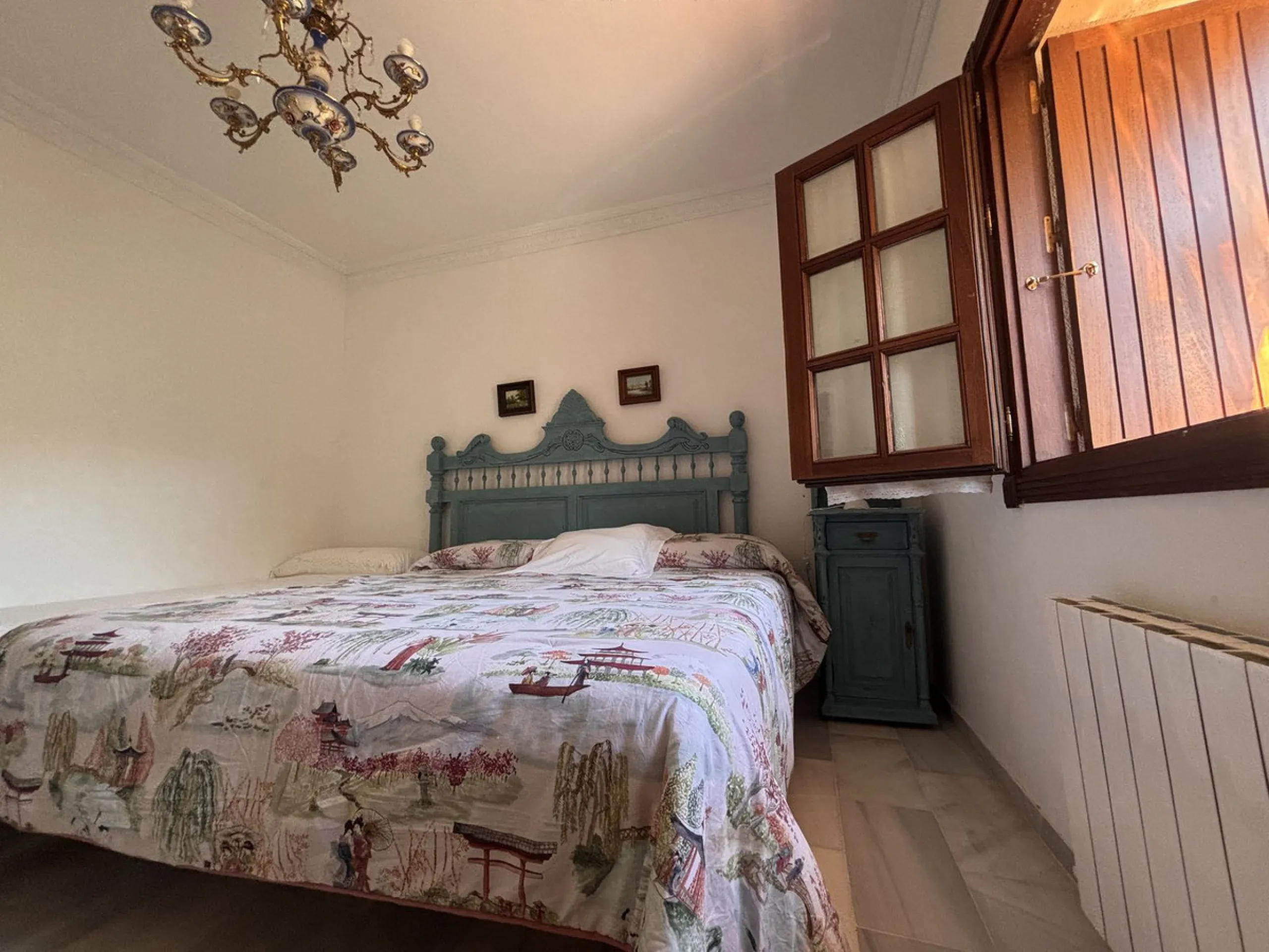 Fantastic opportunity to acquire a semi-detached house with 287 m² built on a generous 460 m² plot, located in the heart of Nueva Andalucía, Marbella, just a short walk from Puerto Banús, approximately 1 kilometre from the beach, and very close to all ame