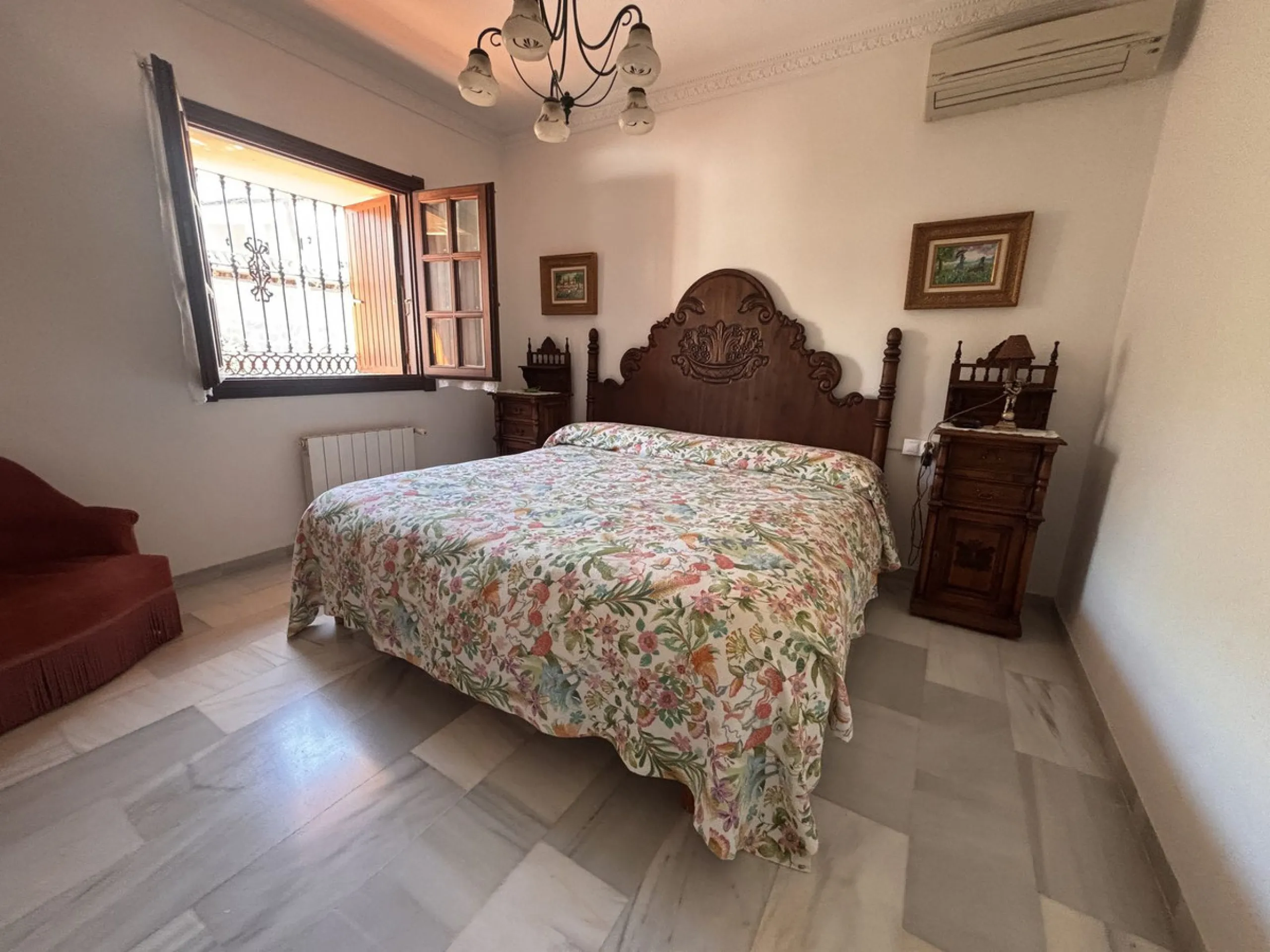 Fantastic opportunity to acquire a semi-detached house with 287 m² built on a generous 460 m² plot, located in the heart of Nueva Andalucía, Marbella, just a short walk from Puerto Banús, approximately 1 kilometre from the beach, and very close to all ame