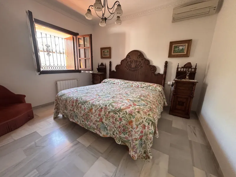 Fantastic opportunity to acquire a semi-detached house with 287 m² built on a generous 460 m² plot, located in the heart of Nueva Andalucía, Marbella, just a short walk from Puerto Banús, approximately 1 kilometre from the beach, and very close to all ame