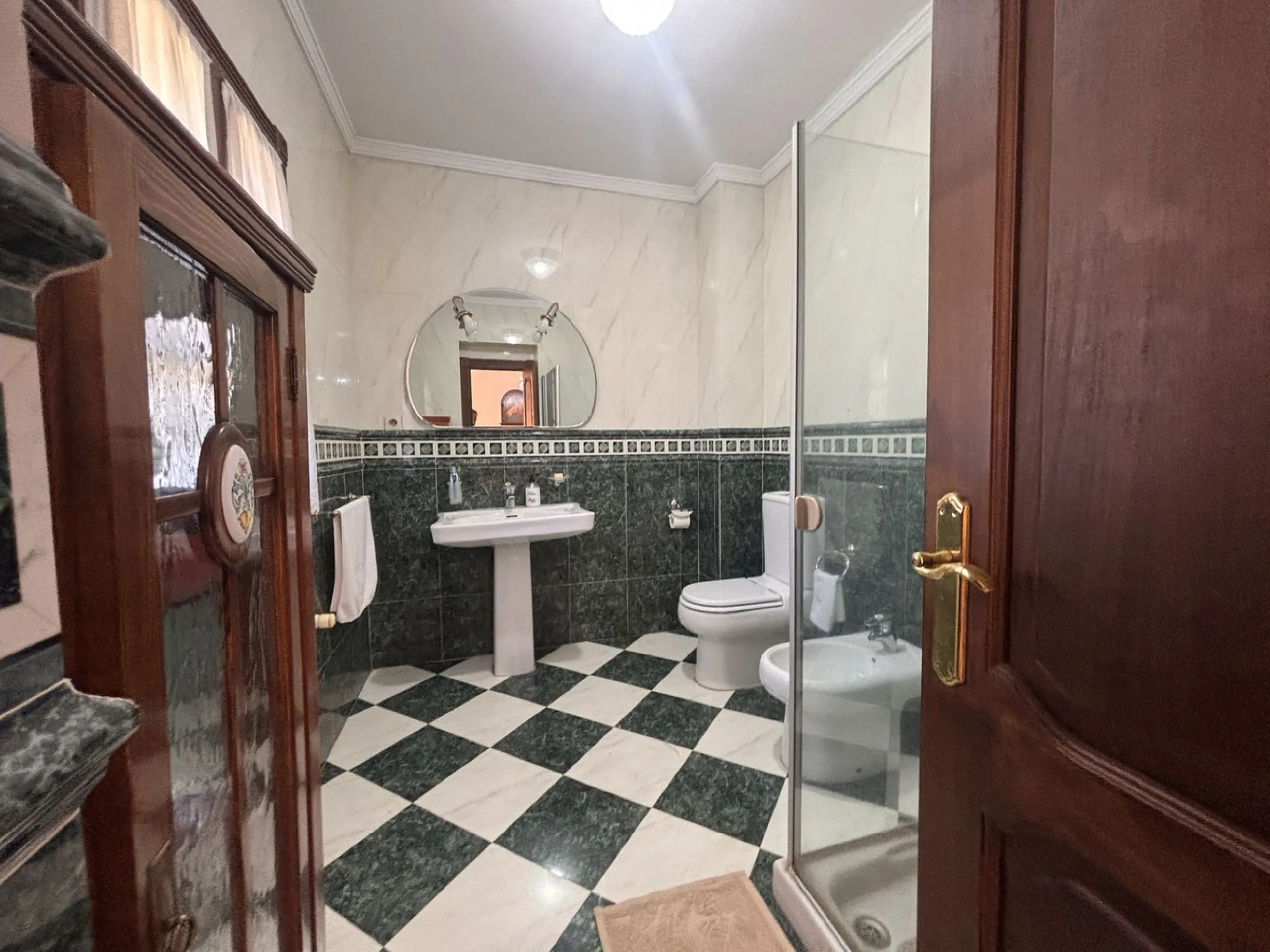 Fantastic opportunity to acquire a semi-detached house with 287 m² built on a generous 460 m² plot, located in the heart of Nueva Andalucía, Marbella, just a short walk from Puerto Banús, approximately 1 kilometre from the beach, and very close to all ame