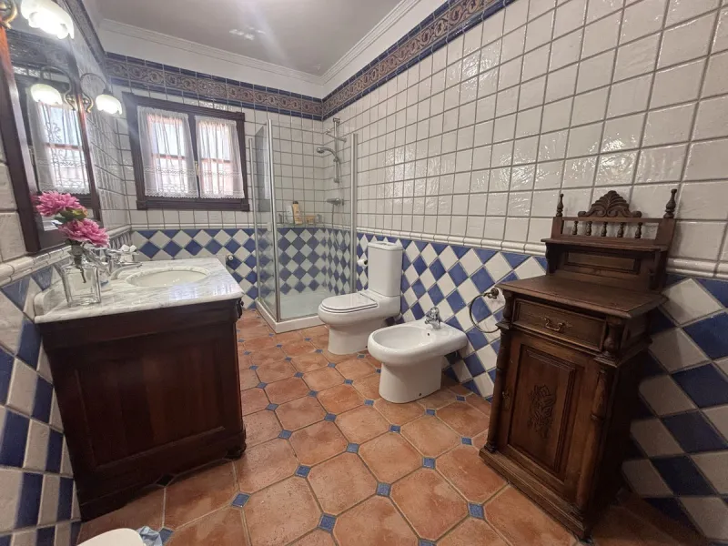 Fantastic opportunity to acquire a semi-detached house with 287 m² built on a generous 460 m² plot, located in the heart of Nueva Andalucía, Marbella, just a short walk from Puerto Banús, approximately 1 kilometre from the beach, and very close to all ame