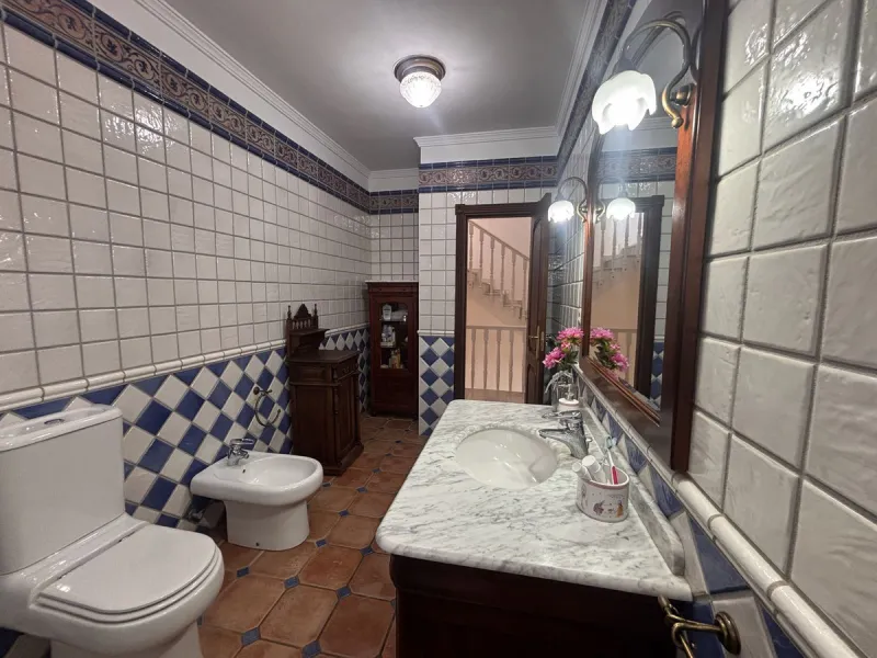 Fantastic opportunity to acquire a semi-detached house with 287 m² built on a generous 460 m² plot, located in the heart of Nueva Andalucía, Marbella, just a short walk from Puerto Banús, approximately 1 kilometre from the beach, and very close to all ame