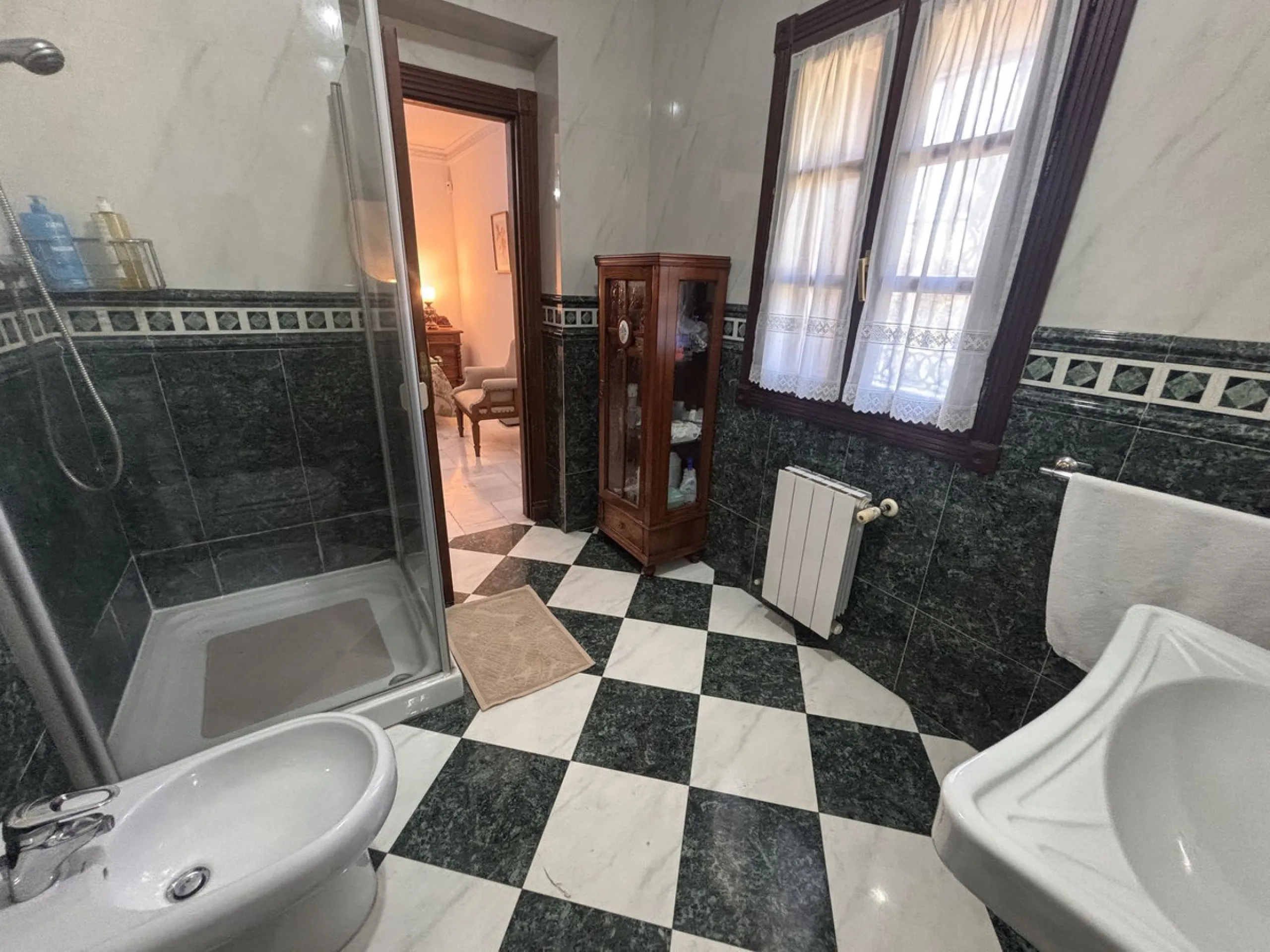 Fantastic opportunity to acquire a semi-detached house with 287 m² built on a generous 460 m² plot, located in the heart of Nueva Andalucía, Marbella, just a short walk from Puerto Banús, approximately 1 kilometre from the beach, and very close to all ame