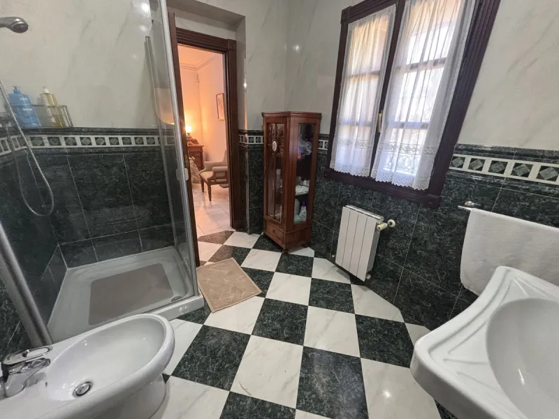 Fantastic opportunity to acquire a semi-detached house with 287 m² built on a generous 460 m² plot, located in the heart of Nueva Andalucía, Marbella, just a short walk from Puerto Banús, approximately 1 kilometre from the beach, and very close to all ame