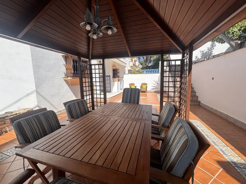 Fantastic opportunity to acquire a semi-detached house with 287 m² built on a generous 460 m² plot, located in the heart of Nueva Andalucía, Marbella, just a short walk from Puerto Banús, approximately 1 kilometre from the beach, and very close to all ame