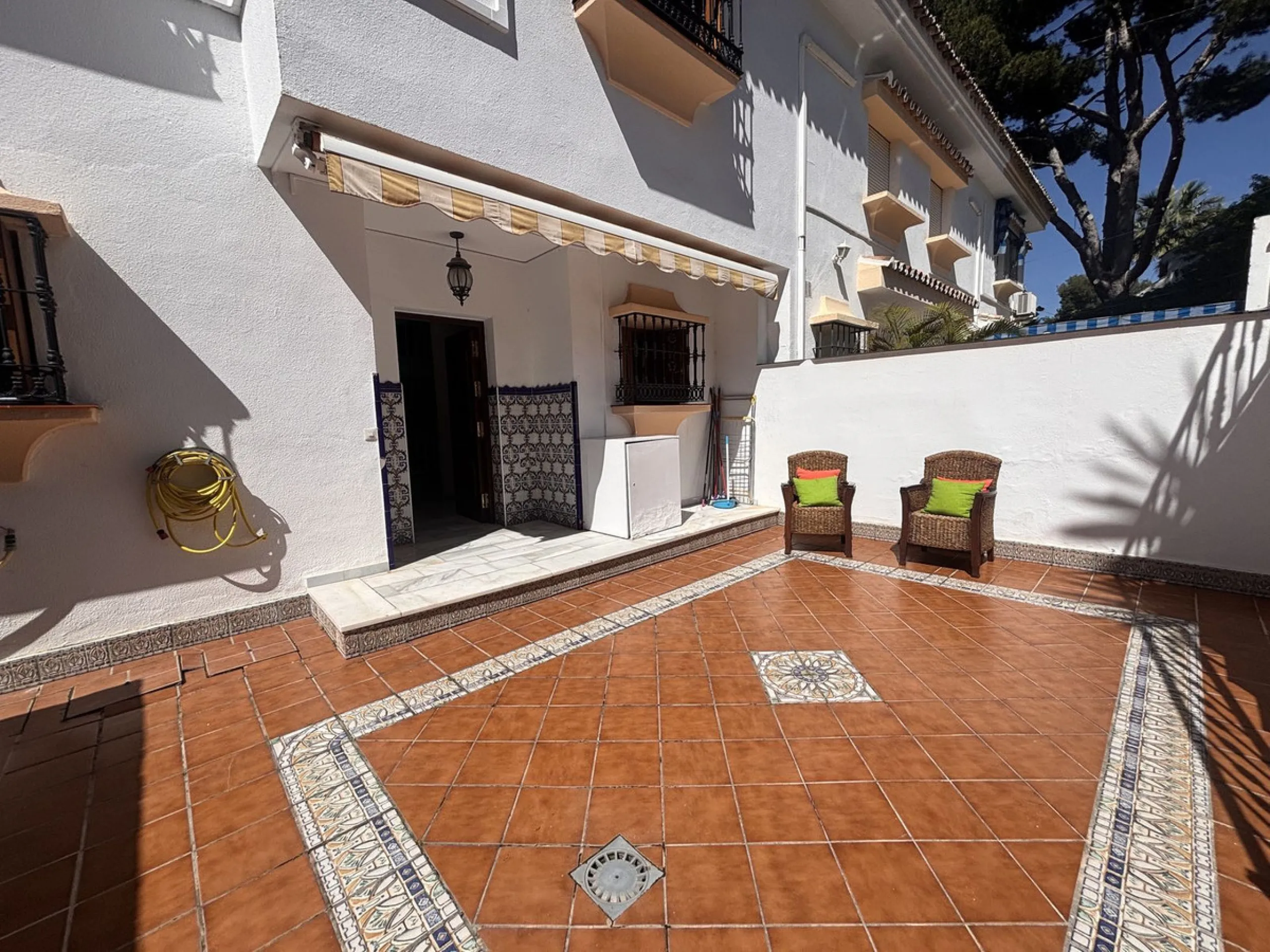 Fantastic opportunity to acquire a semi-detached house with 287 m² built on a generous 460 m² plot, located in the heart of Nueva Andalucía, Marbella, just a short walk from Puerto Banús, approximately 1 kilometre from the beach, and very close to all ame