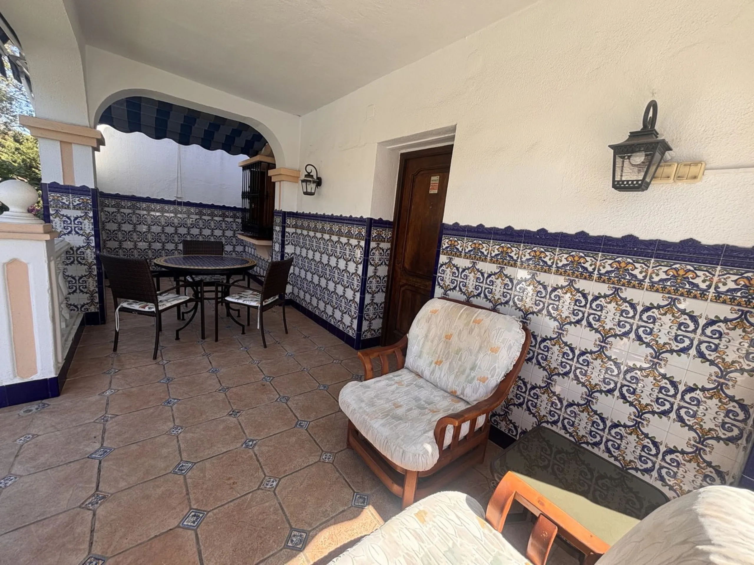 Fantastic opportunity to acquire a semi-detached house with 287 m² built on a generous 460 m² plot, located in the heart of Nueva Andalucía, Marbella, just a short walk from Puerto Banús, approximately 1 kilometre from the beach, and very close to all ame