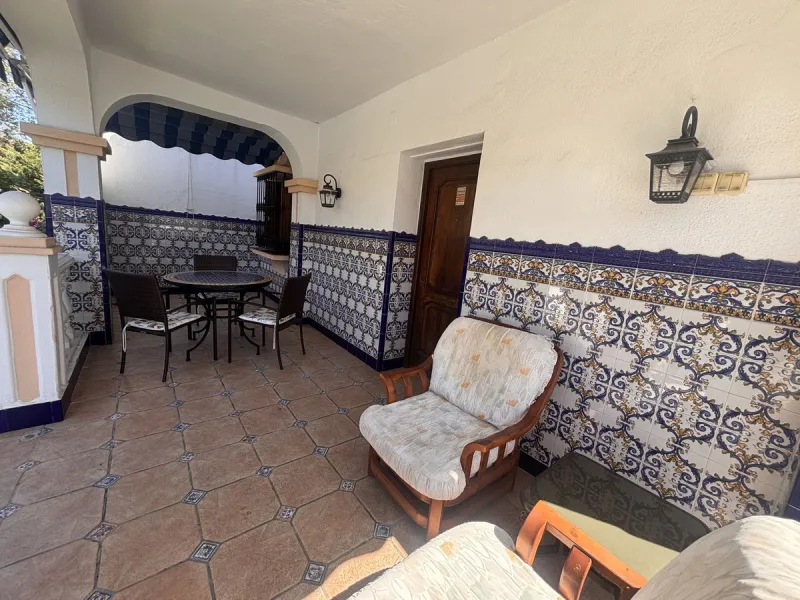 Fantastic opportunity to acquire a semi-detached house with 287 m² built on a generous 460 m² plot, located in the heart of Nueva Andalucía, Marbella, just a short walk from Puerto Banús, approximately 1 kilometre from the beach, and very close to all ame