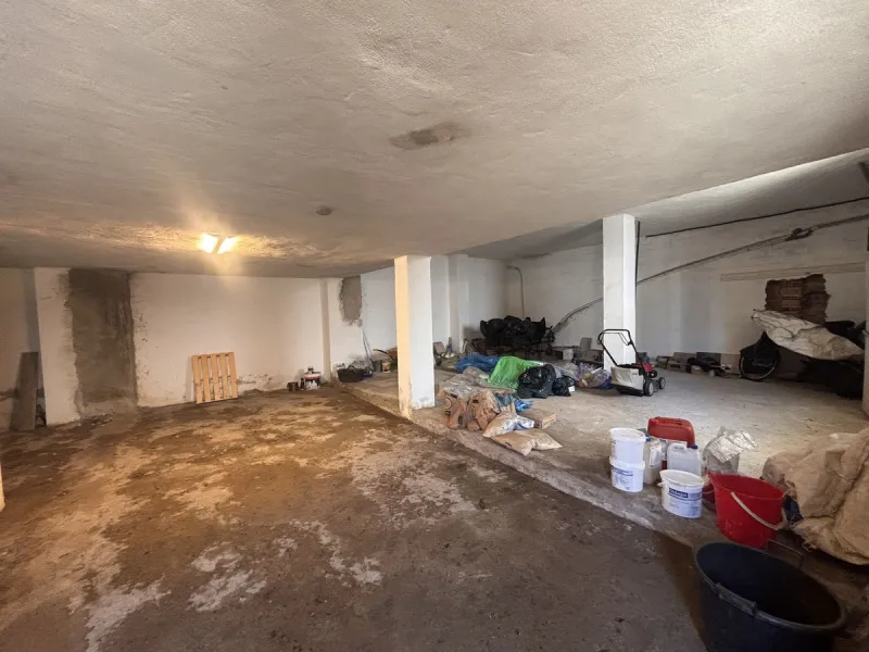 Fantastic opportunity to acquire a semi-detached house with 287 m² built on a generous 460 m² plot, located in the heart of Nueva Andalucía, Marbella, just a short walk from Puerto Banús, approximately 1 kilometre from the beach, and very close to all ame