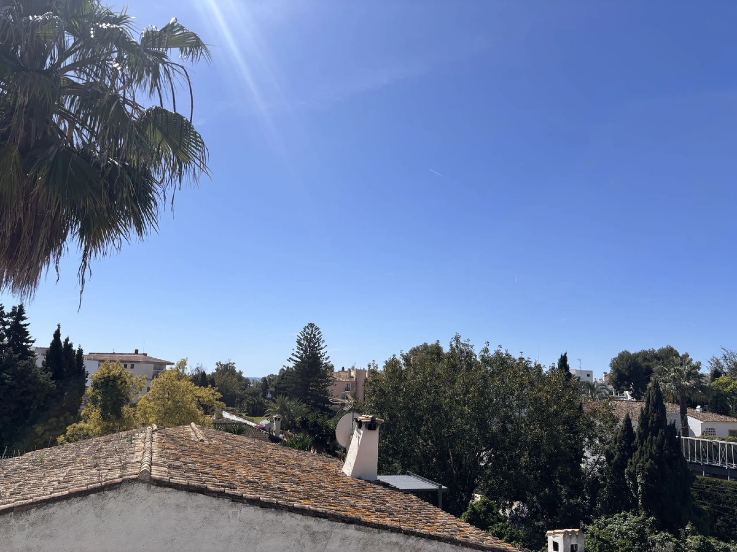 Fantastic opportunity to acquire a semi-detached house with 287 m² built on a generous 460 m² plot, located in the heart of Nueva Andalucía, Marbella, just a short walk from Puerto Banús, approximately 1 kilometre from the beach, and very close to all ame