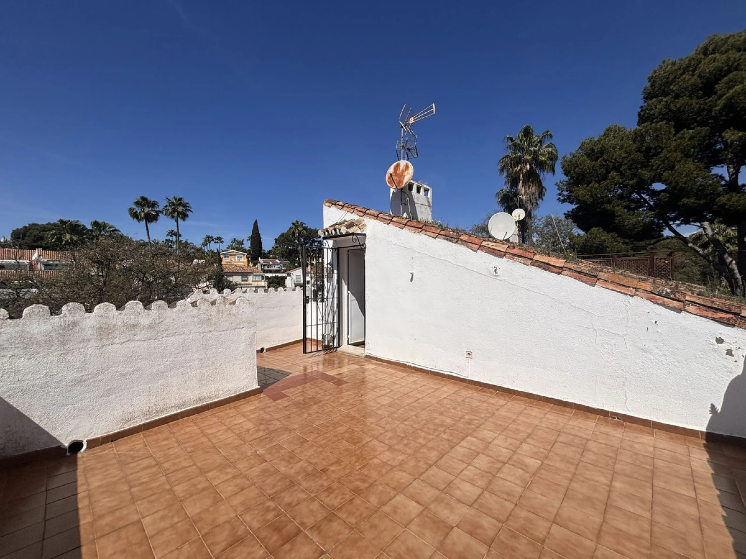 Fantastic opportunity to acquire a semi-detached house with 287 m² built on a generous 460 m² plot, located in the heart of Nueva Andalucía, Marbella, just a short walk from Puerto Banús, approximately 1 kilometre from the beach, and very close to all ame