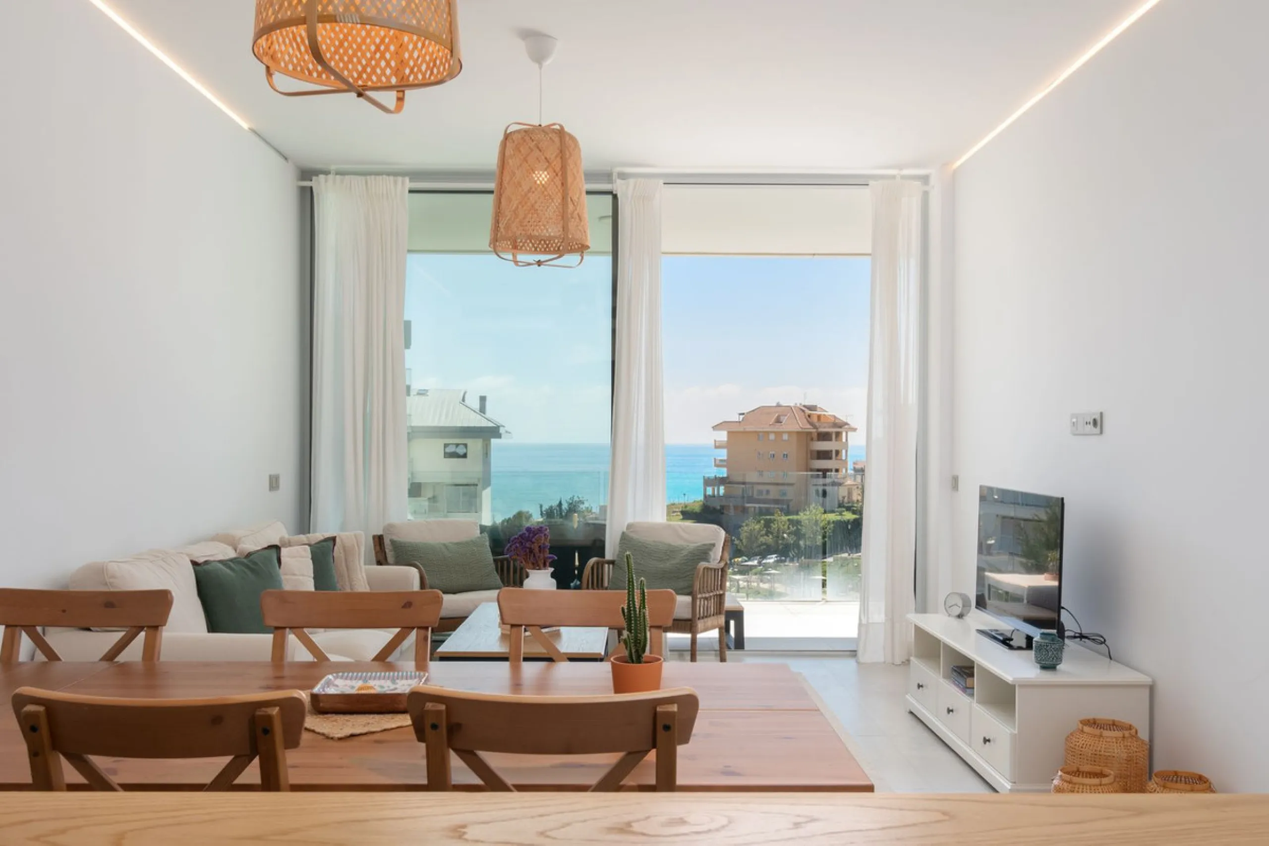 Modernes Haus in der begehrten Gegend Higuerón mit großer Dachterrasse und Whirlpool