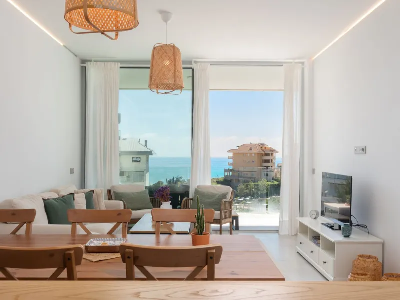 Modernes Haus in der begehrten Gegend Higuerón mit großer Dachterrasse und Whirlpool