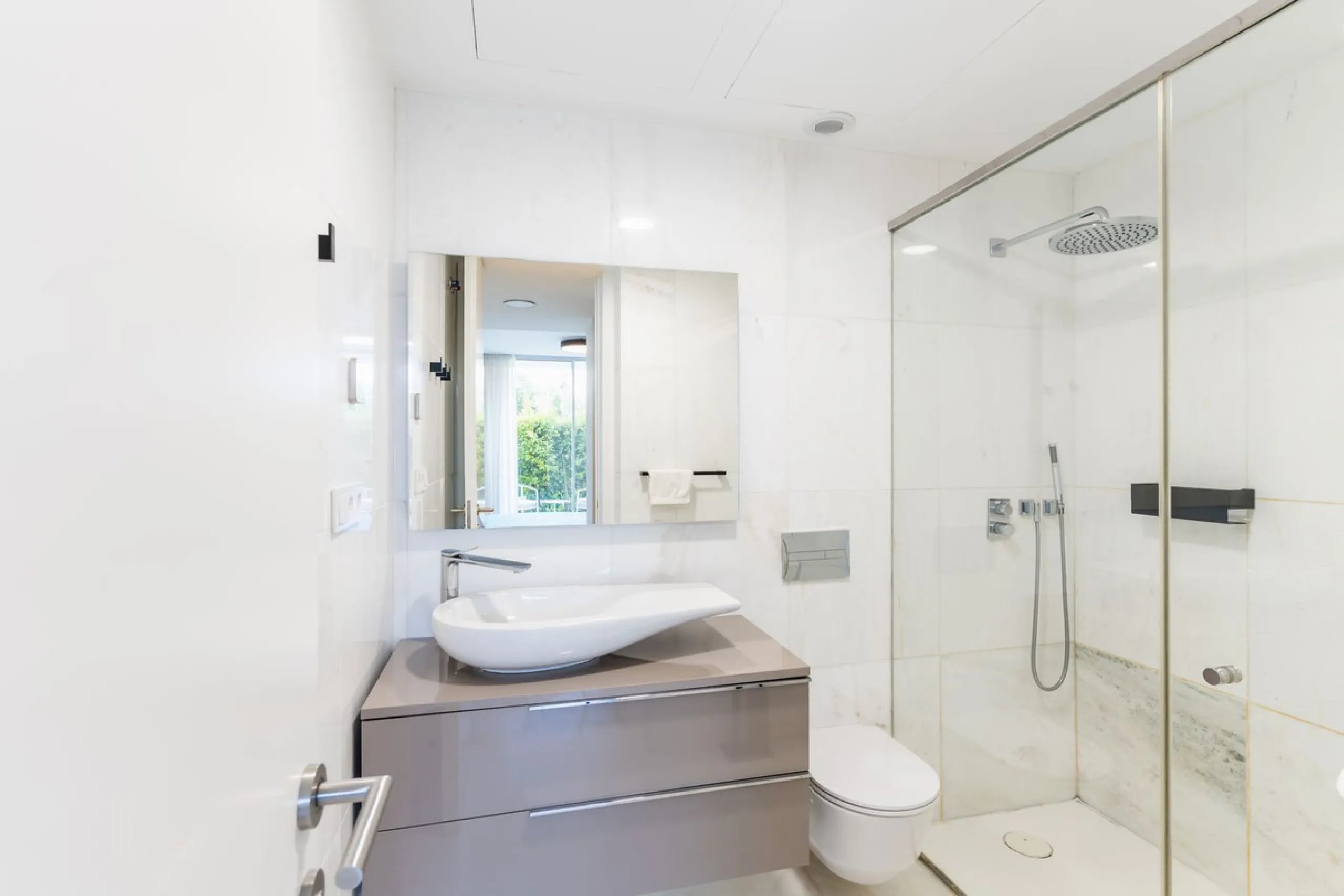 The Edge is an iconic, award-winning beachfront development, distinguished with First Prize for Best Architecture Multiple Property at the prestigious European Property Awards. This landmark project sets a new standard for contemporary coastal living, com