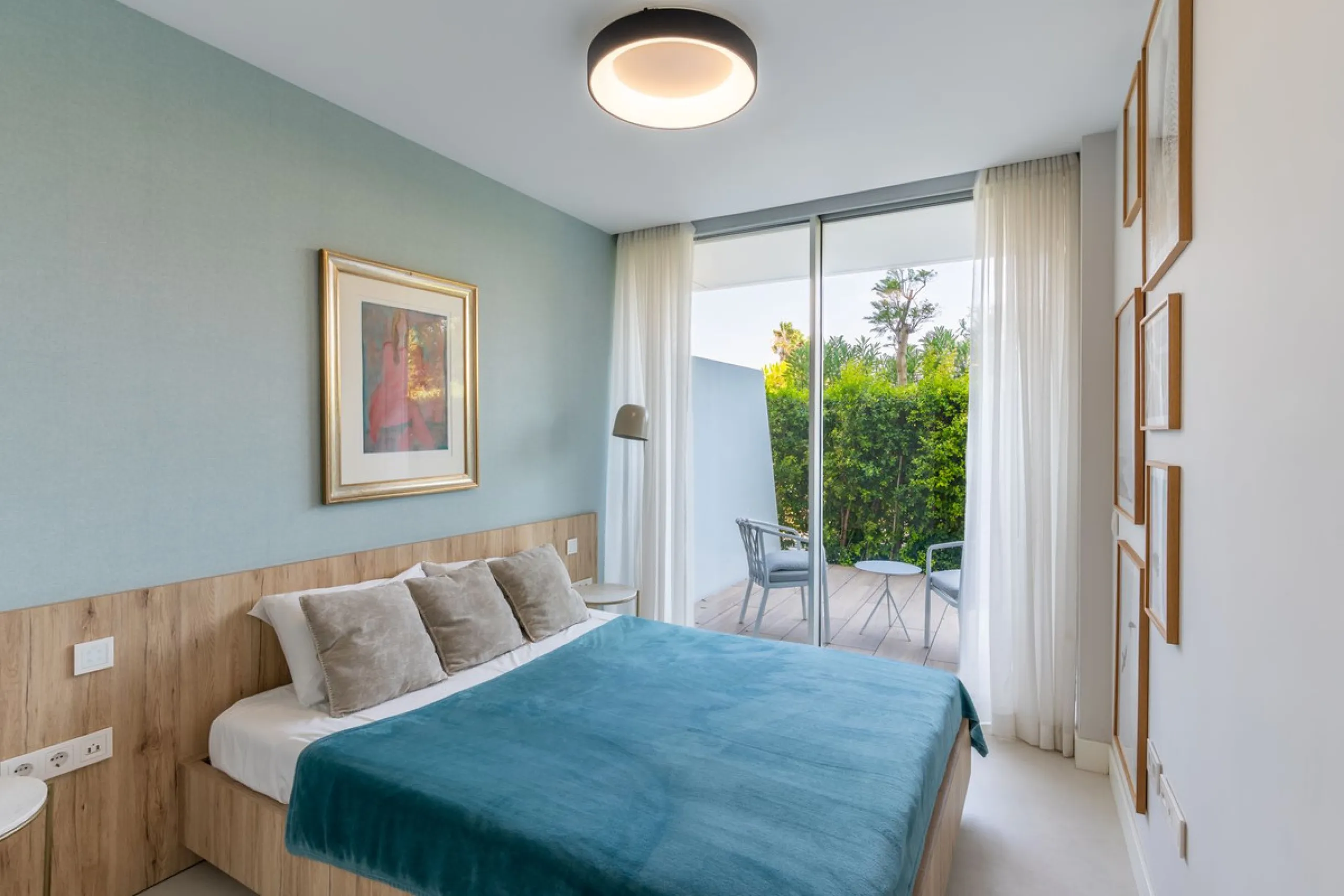 The Edge is an iconic, award-winning beachfront development, distinguished with First Prize for Best Architecture Multiple Property at the prestigious European Property Awards. This landmark project sets a new standard for contemporary coastal living, com