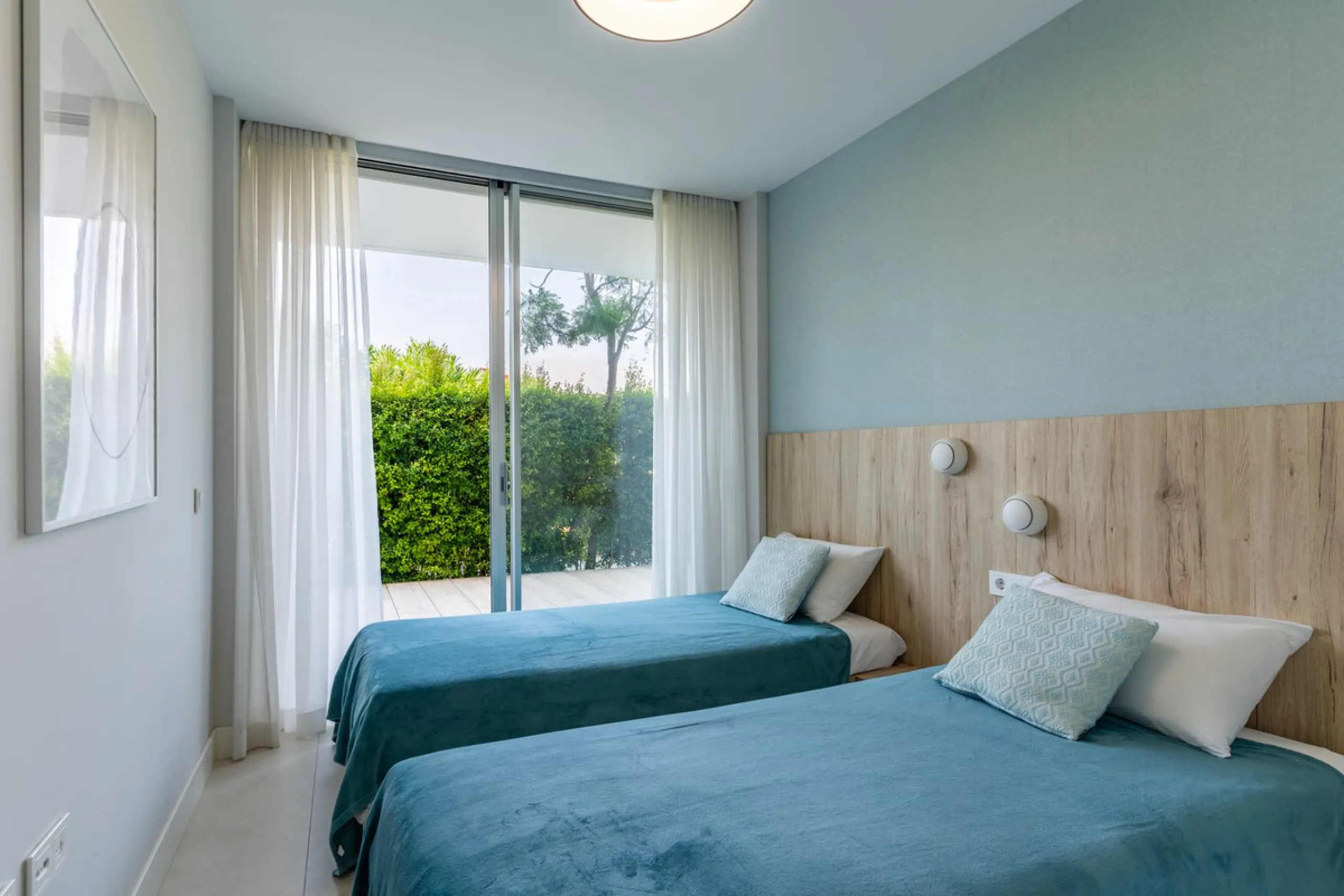The Edge is an iconic, award-winning beachfront development, distinguished with First Prize for Best Architecture Multiple Property at the prestigious European Property Awards. This landmark project sets a new standard for contemporary coastal living, com
