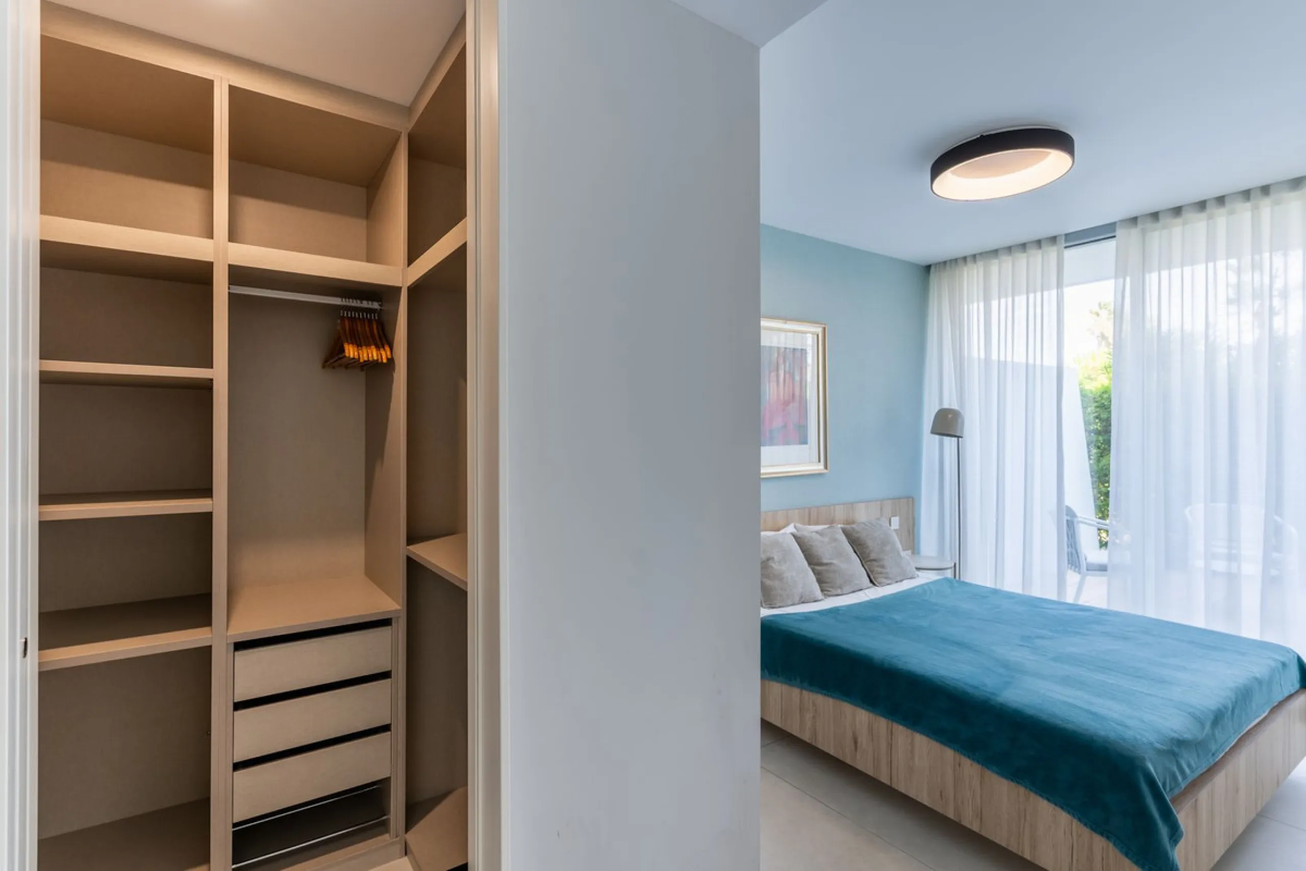 The Edge is an iconic, award-winning beachfront development, distinguished with First Prize for Best Architecture Multiple Property at the prestigious European Property Awards. This landmark project sets a new standard for contemporary coastal living, com