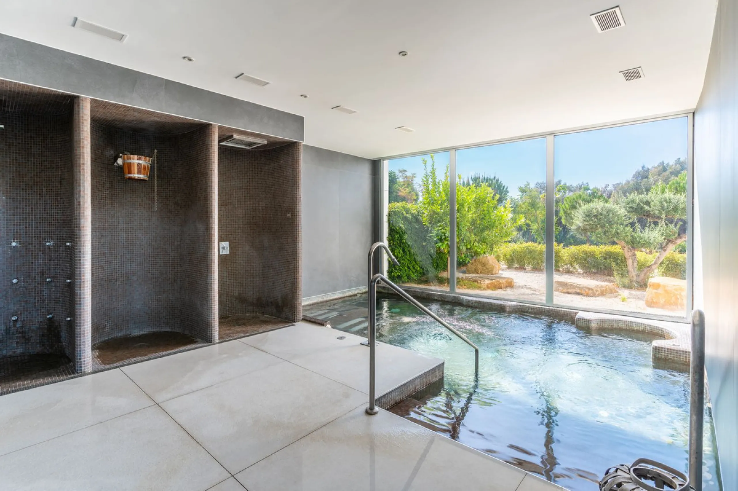 The Edge is an iconic, award-winning beachfront development, distinguished with First Prize for Best Architecture Multiple Property at the prestigious European Property Awards. This landmark project sets a new standard for contemporary coastal living, com