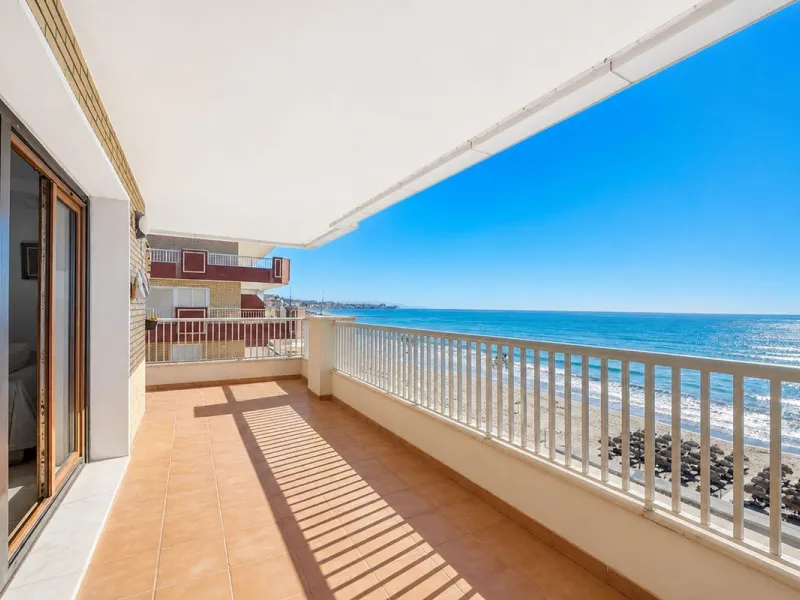 Exclusive Beachfront Penthouse with Panoramic Sea Views in Torreblanca, Fuengirola
