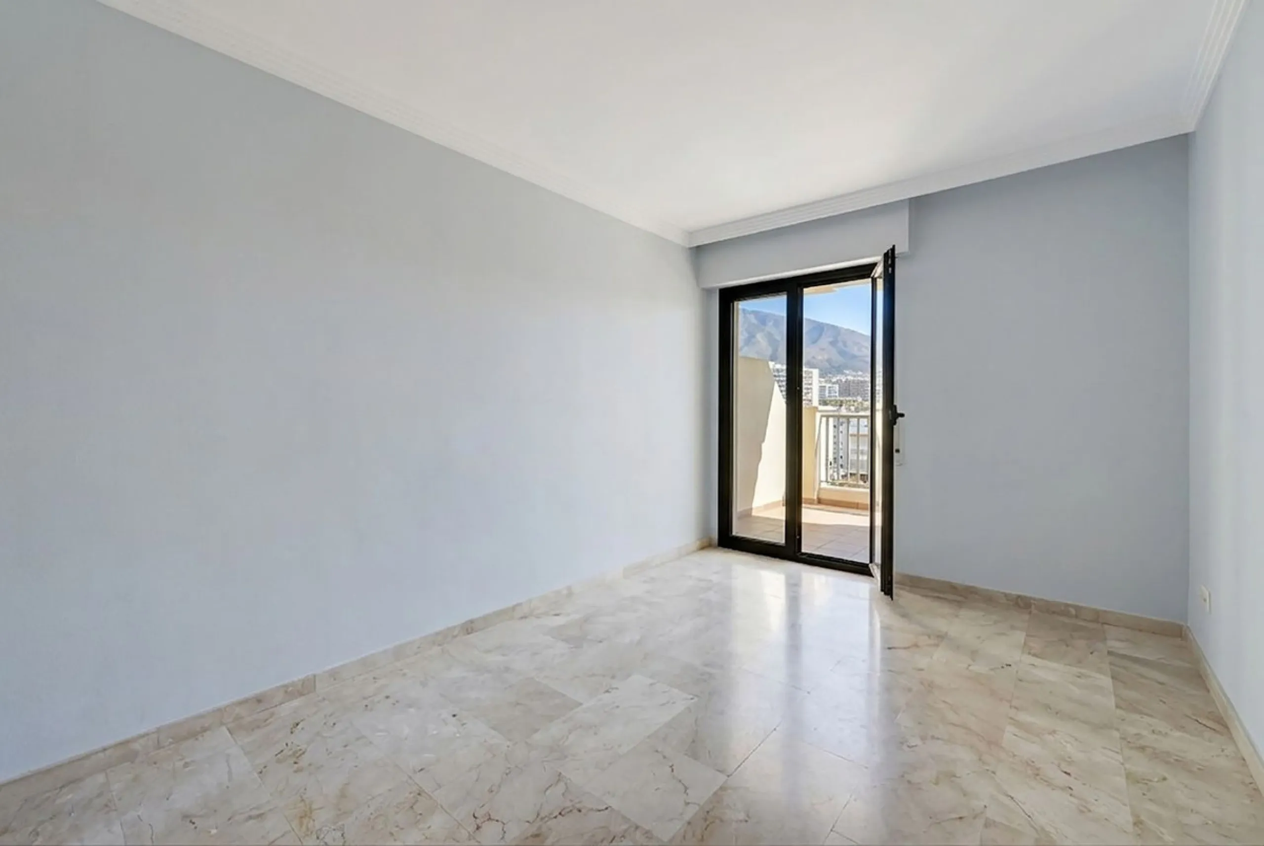 Apartment - Penthouse в продаже в Fuengirola, Málaga. В доме 2 спален и 3 ванных комнат. Площадь дома 140 м²