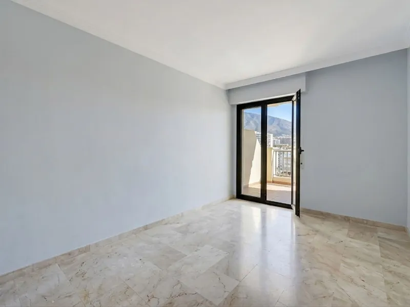Apartment - Penthouse в продаже в Fuengirola, Málaga. В доме 2 спален и 3 ванных комнат. Площадь дома 140 м²