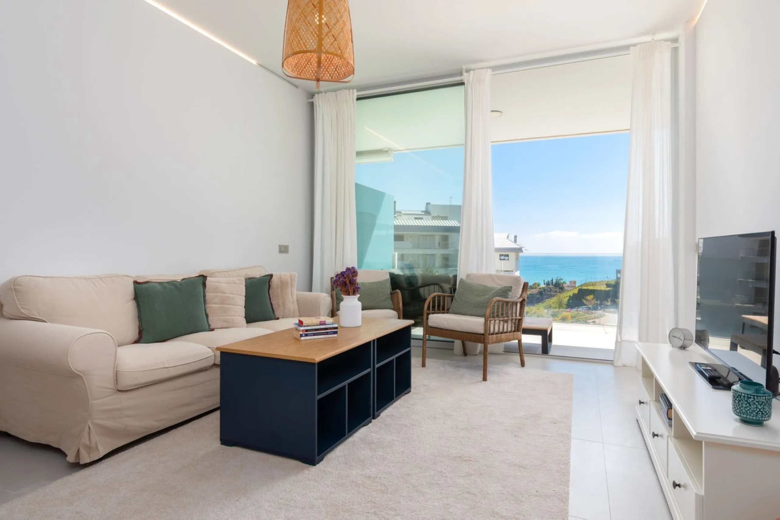 Modernes Haus in der begehrten Gegend Higuerón mit großer Dachterrasse und Whirlpool