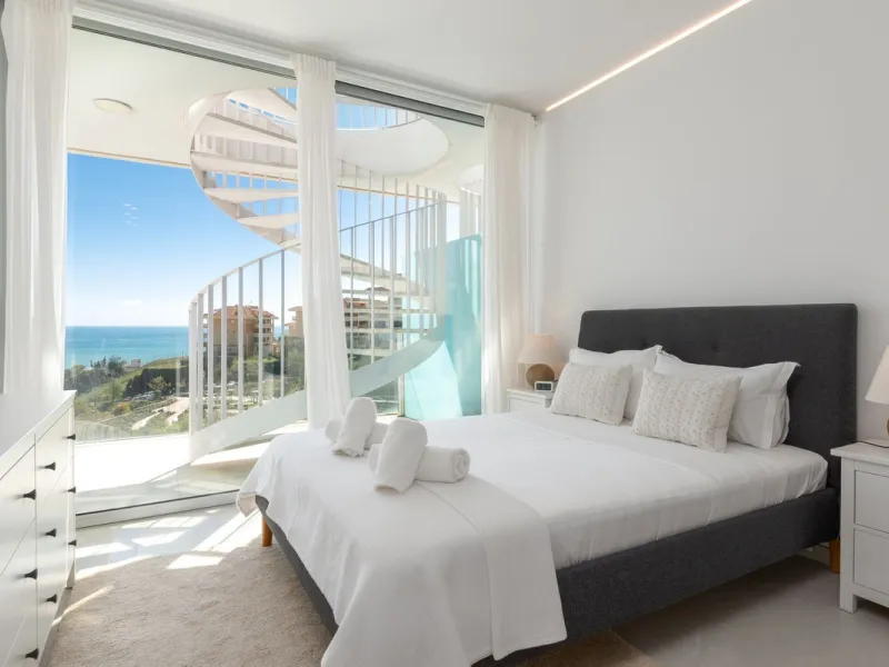 Modernes Haus in der begehrten Gegend Higuerón mit großer Dachterrasse und Whirlpool