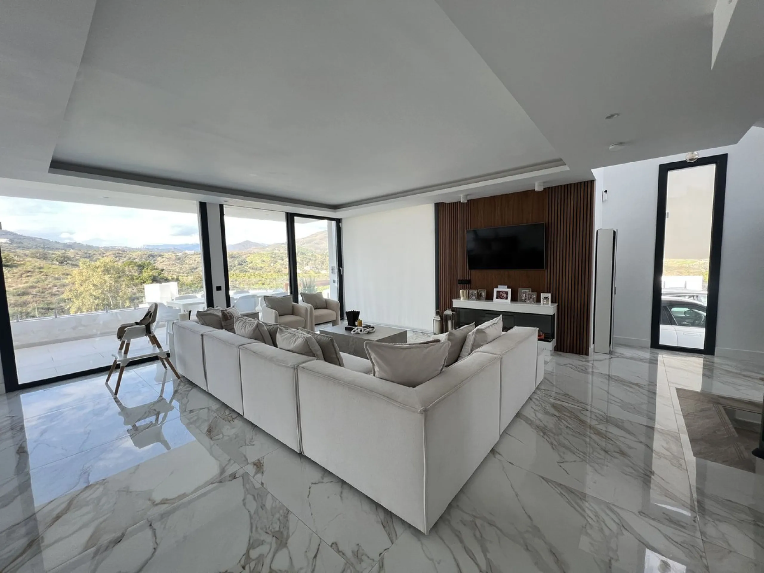 House - Detached Villa в продаже в Mijas, Málaga. В доме 4 спален и 5 ванных комнат. Площадь дома 357 м². Площадь участка 501 м²