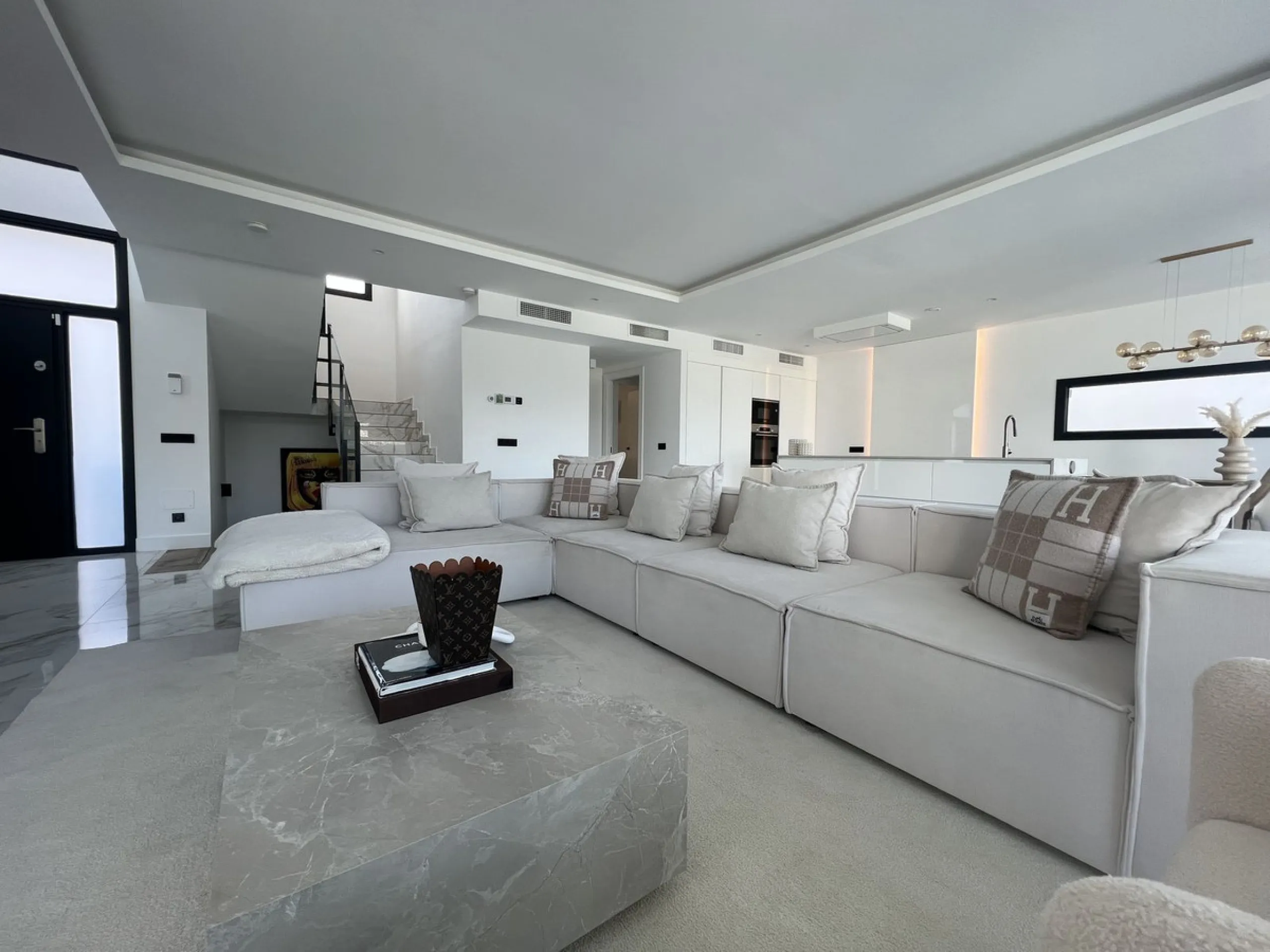 House - Detached Villa в продаже в Mijas, Málaga. В доме 4 спален и 5 ванных комнат. Площадь дома 357 м². Площадь участка 501 м²
