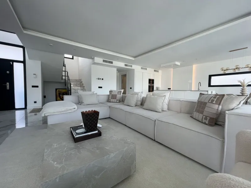 House - Detached Villa в продаже в Mijas, Málaga. В доме 4 спален и 5 ванных комнат. Площадь дома 357 м². Площадь участка 501 м²